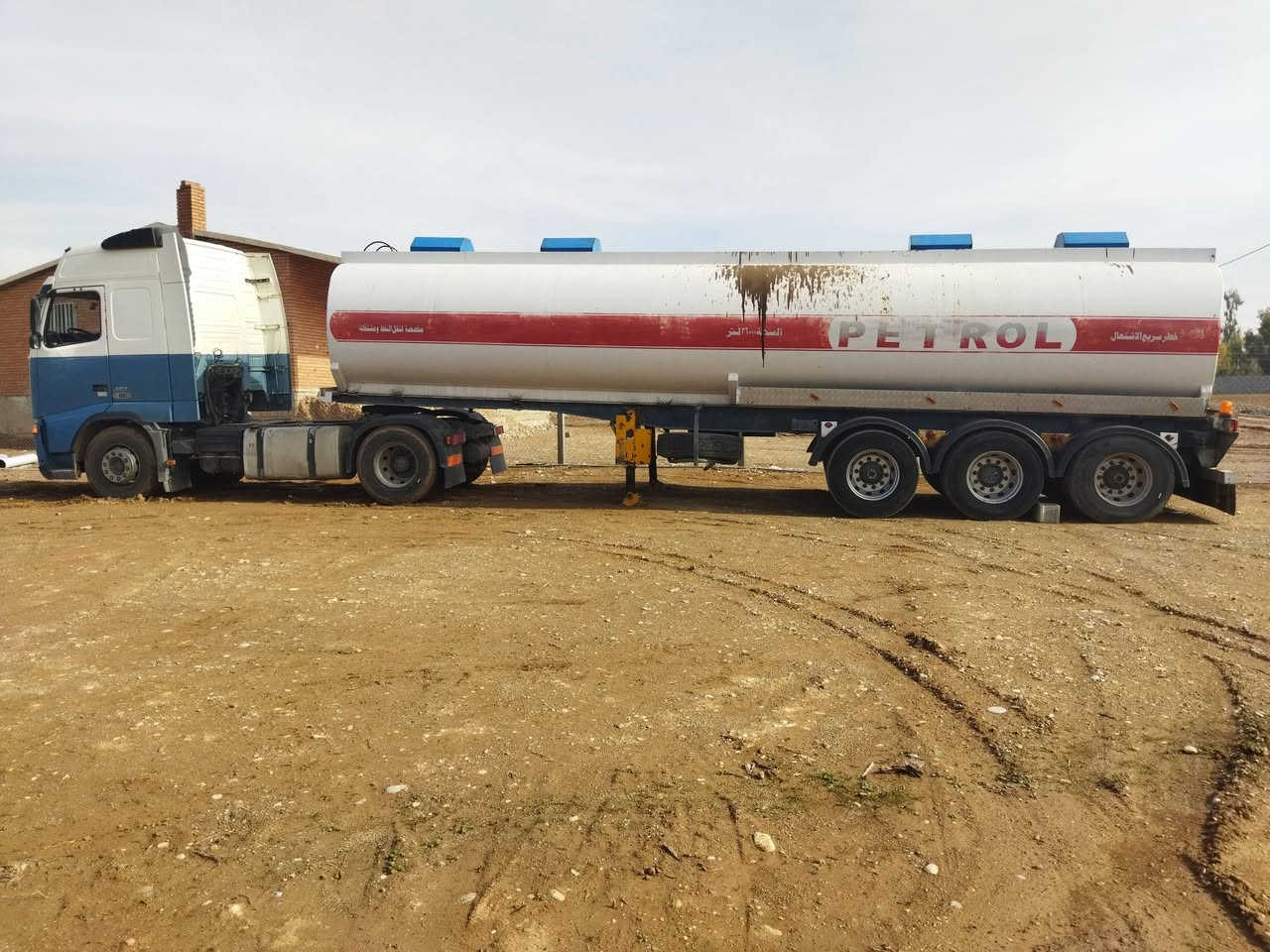 سلام عليكم للبيع فالفو صهريج موديل 2003 اوتوماتيك طوناج جيبي أيس گير و محرك أكسل طخم طاير جديد كل شرط رقم كركوك مشروع وطني بسمي شرط التحويل سعر 240 و مجال رقم موبايل *********** مكاني كركوك
