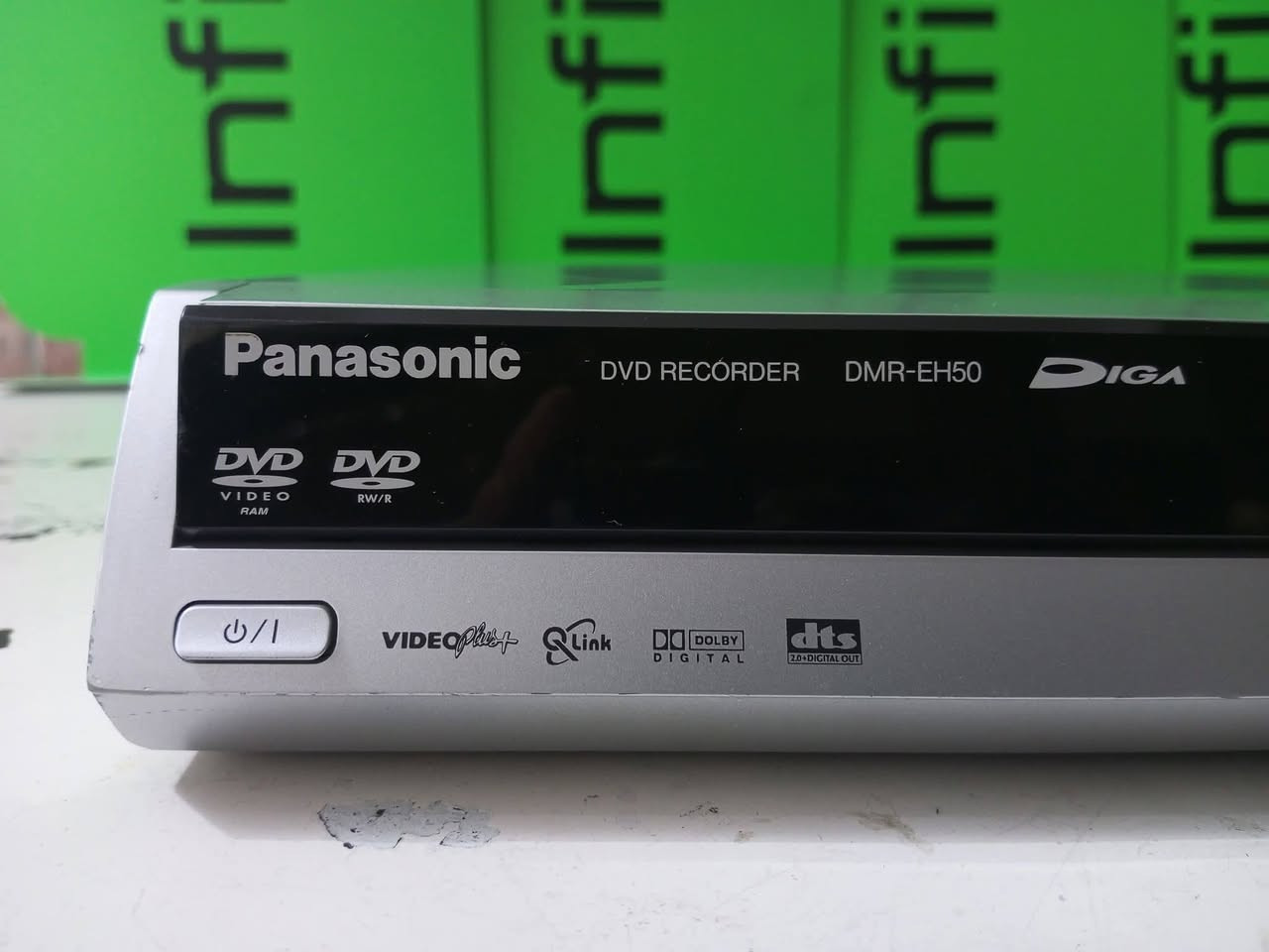 اعادة النشر بسبب الوعود الكاذبة.......دفيدي بانسونيك ياباني ريكورد  مع ملحقاته كامله ...الجهاز ..خاصيه التسجيل على القرص وعلى الهارد.. يحتوى على هارد ديسك خزن داخلي بلاد ..وكذالك يحتوي على مدخل رام ميموري لعرض  محتوى بطاقه الذاكره...الجهاز عرض وتسجيل...تكدر تربط عليه  فديو كاسيت أو كامره رقميه أو مرئيه أو ستلايت. .وتنسخ محتوى الشريط  إلى  القرص أو الهارد وتكدر تحتفظ بيه. كارشيف بالجهاز حسب. رغبتك...يعني تكدر  تحول اي  محتوى  عائلي الخاص  بيك. وتنقله إلى القرص أو الهارد...وتحافظ على خصوصيتك وانته مرتاح وعلى ايدك وبدقه عاليه .....جهاز بلادي بدون اي  صيانه أو عطل اطلاقنا مع الضمان..... يوجد مقطع فديو لعمل الجهاز بالكامل وكيفية إستخدامه وآلخزن على القرص. بعد الحجز والاتفاق..السعر وباقي التفاصيل على الخاص.


**إذا كنت صاحب هذا الإعلان وتريد حذفه لأي سبب، رجاءا أرسل رسالة إلى الدعم الفني**