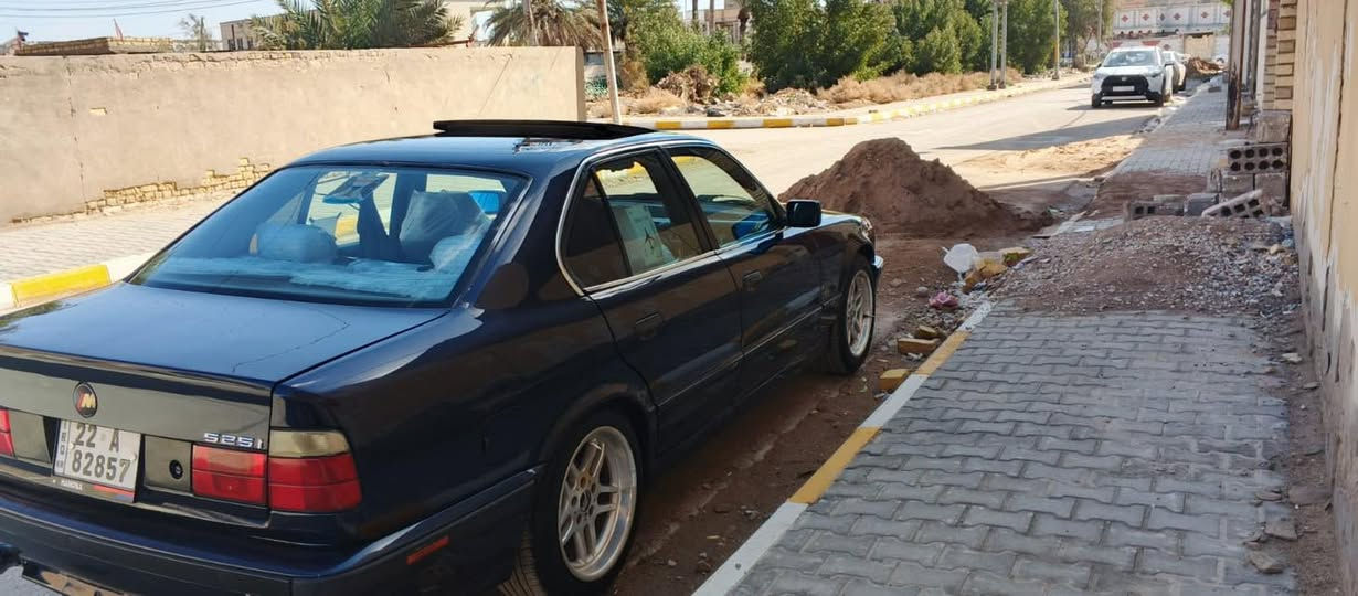 ي ام دبليو 1991
اصل بليته وسنويه 
✅بجم عريض 
✅مكينه مسكر فانوس جديدة 
✅ كير كفالة
✅كهربائياته كلها شغاله
✅صدر امامي خلفي 
✅كشنات مخمل بجلد
✅صبغتها حلوة
✅ويل خلية جديد 
✅رقم اربيل انكليزي تحويل او وكالة بكيفك
✅سقف سلايت
✅جامات كهربائي 
✅تخم تايرات جديد 
✅تبريد ثلج   
✅سيارة احلى من الصور ما بيها برغي نقص كلشي تمام

السعر 65 وبيها مجال مكانها واسط قضاء الحي 
غير متواجد على الفيس ***********
