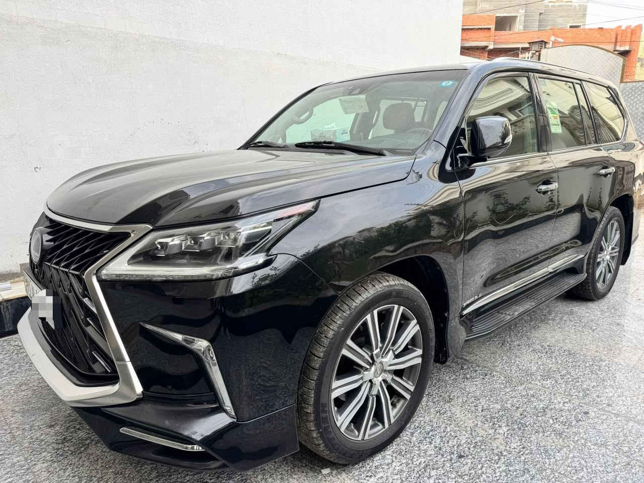 السلام عليكم ورحمة الله للبيع لكزز 2016 مكفوله عدا شبر صبغ بالدعاميه الخلفيه فقط تخم تاير دلوب ماشيه 127 الف اعلا مواصفات بالكزز كل السياره على وضع الشركه رقم بغداد وسعرها مناسب للشراي والجناي 
565 وبيها مجال 
مكان السيارة بالرمادي 
الشراي يتصل 
***********
