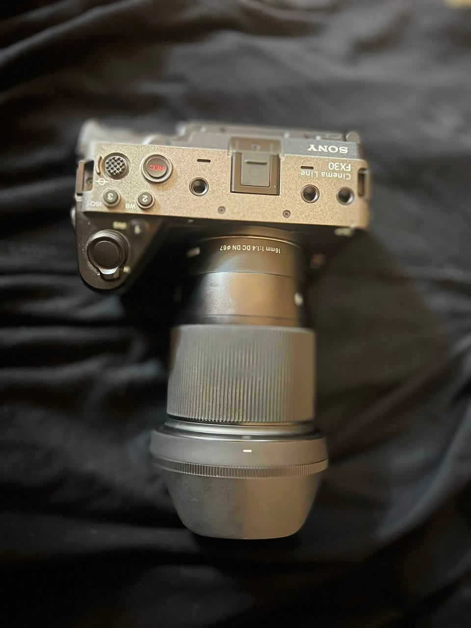 🎥 للبيع: Sony FX30 + عدسة Sigma 16mm F1.4
📦 الحالة:
مستعملة استخدام خفيف جدًا (مرتين فقط) – نظيفة كأنها جديدة 100%

📸 المواصفات:

* كاميرا Sony FX30 احترافية للتصوير السينمائي
* عدسة Sigma 16mm F1.4 (حدة عالية وعزل جميل)
* أداء قوي بدقة 4K
* مناسبة للتصوير الاحترافي، اليوتيوب، والتيك توك

✨ المميزات:
✔️ نظافة عالية بدون خدوش أو مشاكل
✔️ استخدام شبه جديد
✔️ جودة تصوير سينمائية رهيبة
✔️ جاهزة للاستخدام مباشرة

💰 السعر: (خاص او توصل عله الرقم)

📩 للتواصل: ***********
