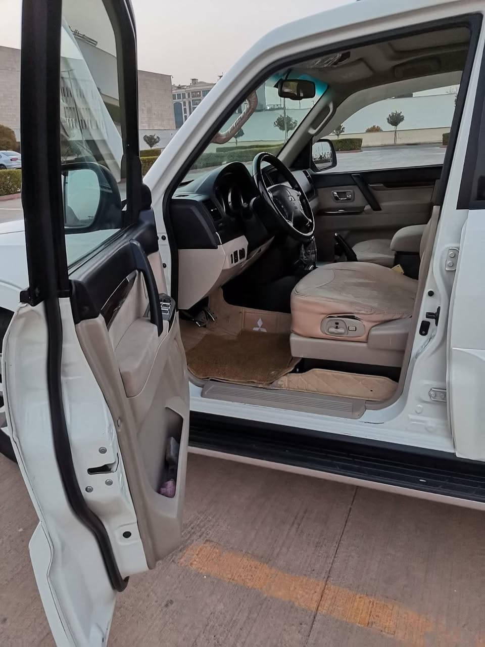 باجيرو موديل 2013 فقط بنيد صبغ بدون دواخل  محرك 3500 موحبتور فول السعر160 مكان اربيل ***********
