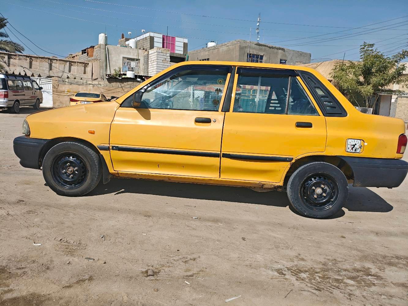 سيارة سايبا صفراء للبيع بحالة جيدة. المقصورة الداخلية نظيفة ومقاعدها مغطاة بأغطية جديدة. السيارة تتميز بمظهر خارجي كلاسيكي مع بعض علامات الاستخدام.
السيارة مناسبة للاستخدام اليومي وتقدم أداء موثوق به للمسافرين داخل المدن.