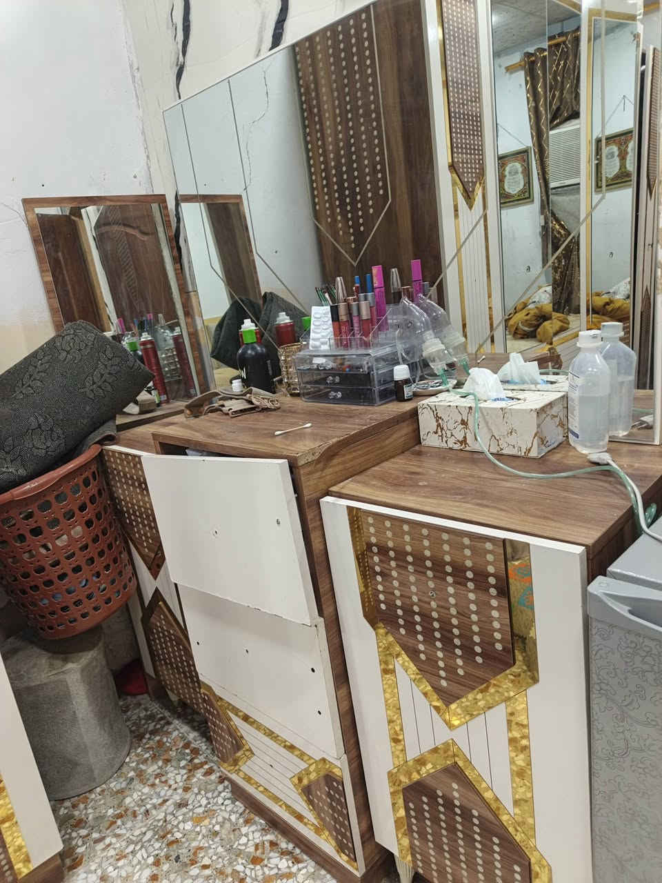 سلام عليكم غرفه لبيع تركيه بس لجرارات ضرره وهاي صوره سعر ٤٠٠وبيه مجال وهاذ رقم تلفوني مكان بغداد شعله ***********
