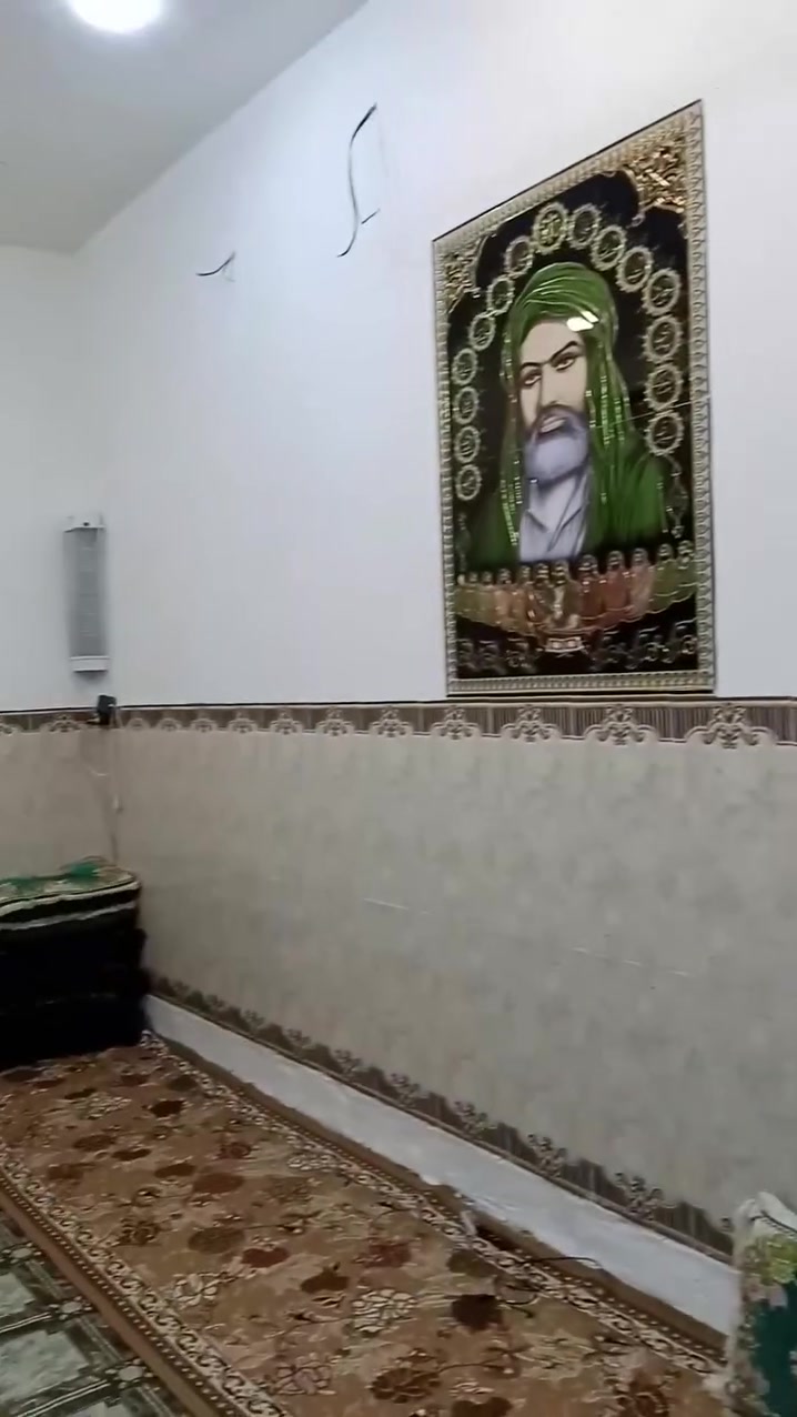 السلام عليكم بيت للبيع رئاسه العبيدي نهايه شارع ام البنين مقابل حسينيه اهل البيت المساحه 130 متر طابق ونصف الطابق الأول كما موضح بالفيديو والطابق الثاني صاله وغرفه وستاير البيت كامله ماء كهرباء ومجاري سبيس  تبيلط جاي يشتغلون بي البيت كامل مكمل ومحجر الدرج كامل وسعر  73 لاستفسار ***********  واتساب موجود
