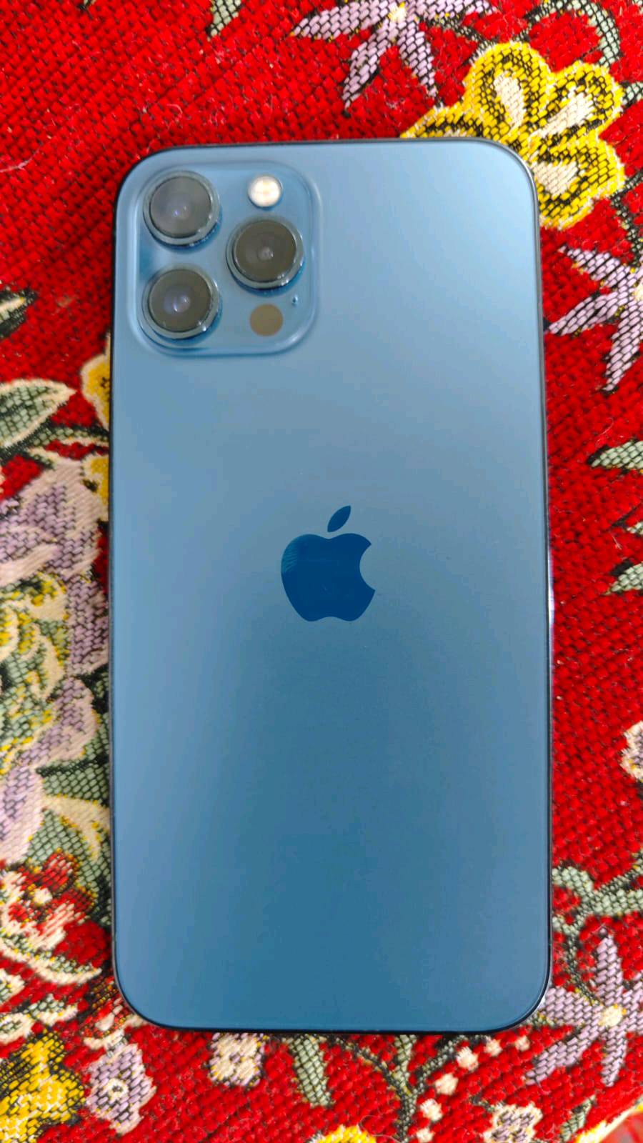 
هذا هاتف ذكي من أبل، لونه أزرق وبحالة نظيفة جداً. الكاميرا تعمل بشكل ممتاز والشاشة واضحة جداً.
الحالة: شبه جديدة، لا توجد خدوش أو كسور.