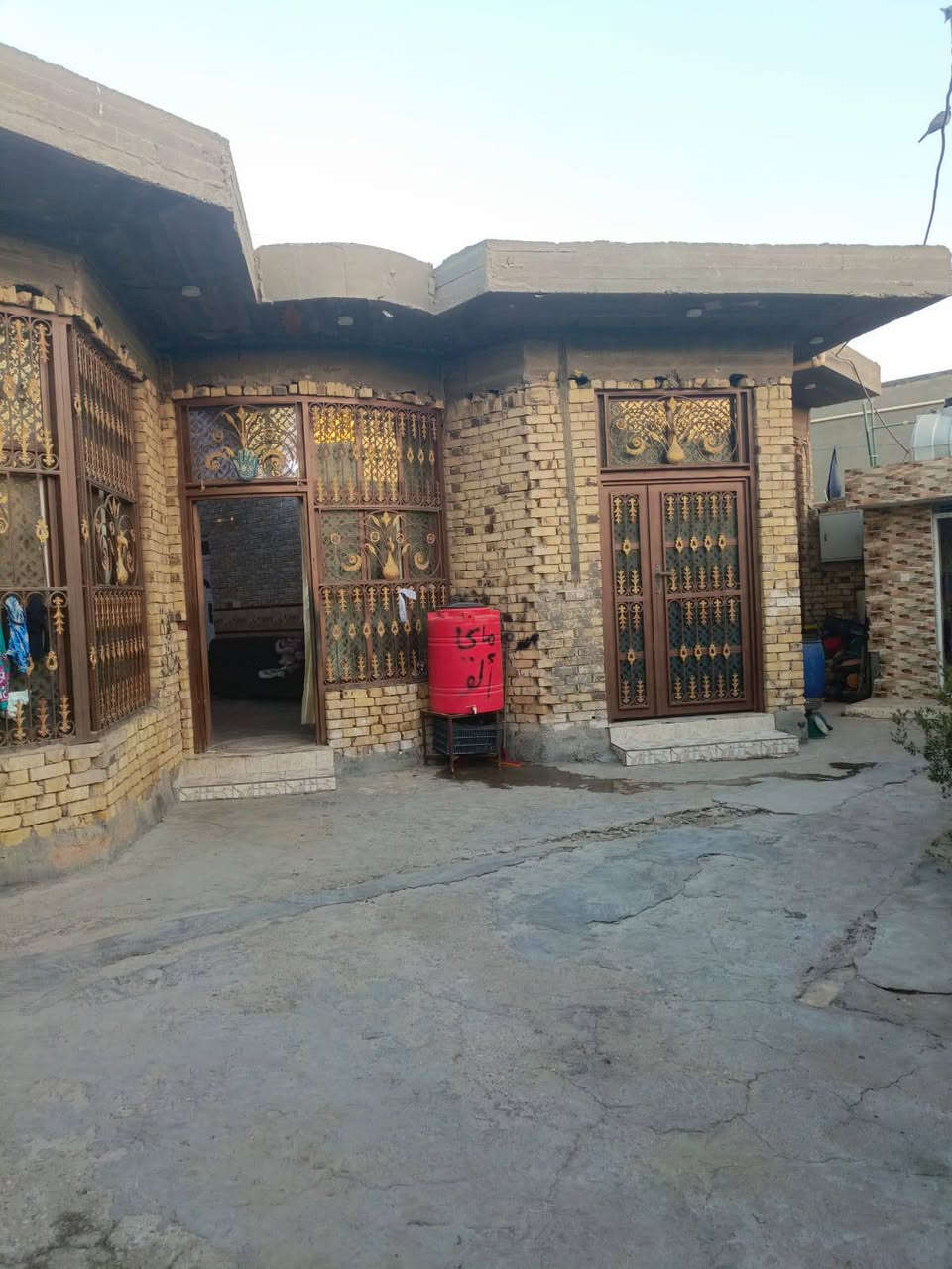 بيت للبيع في قضاء الشافعية قرب المستوصف الاول المساحه ٢٨٠ يحتوي على 3 غرف واستقبال 10 أمتار وصاله 14 متر وصحيات داخليه و خارجيه بناء حديث كونكريت مسلح الاستفسار الاتصال على رقم ***********
