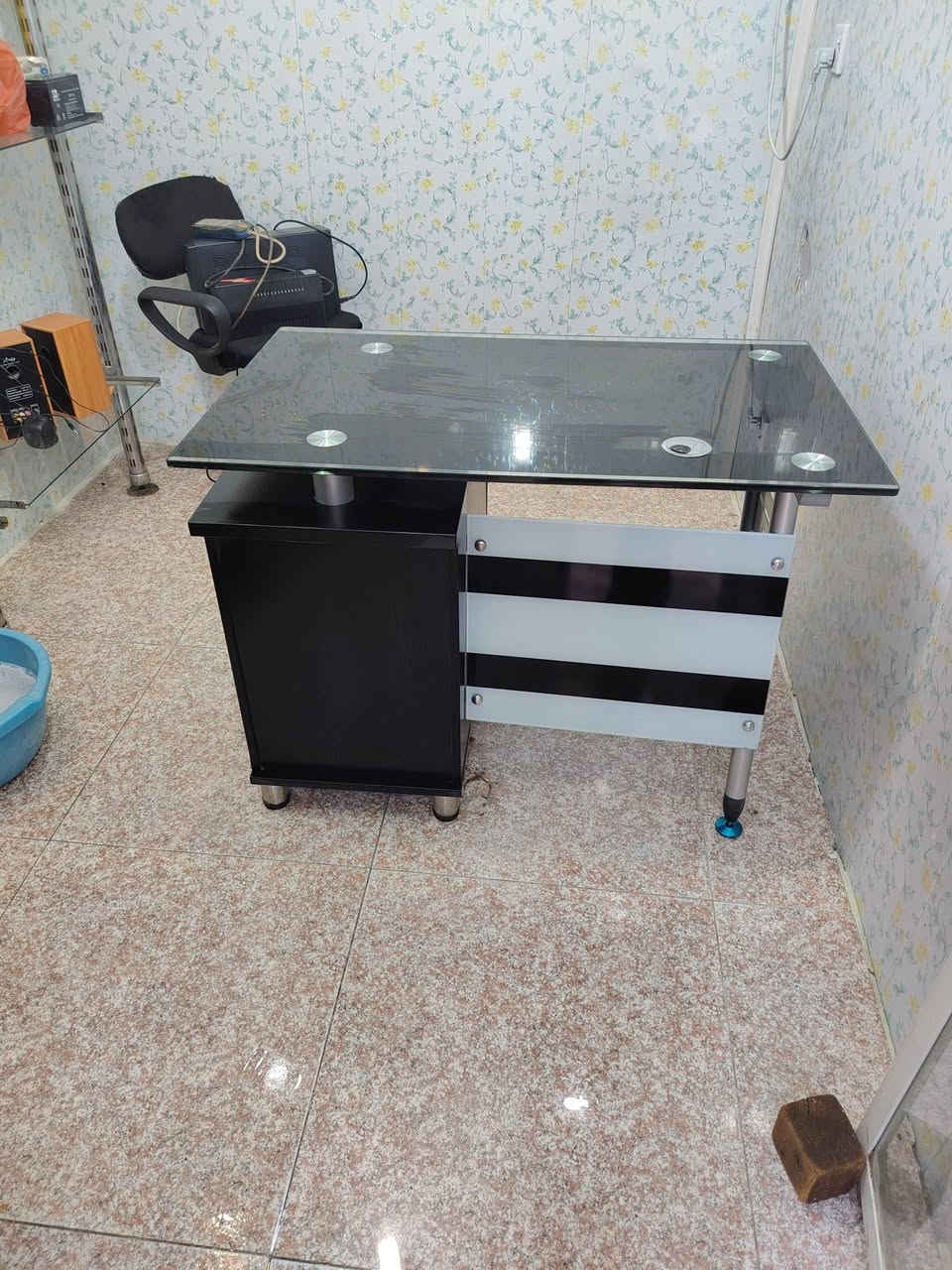 السلام عليكم ميز مكتبي عرض ١متر نظافة ٩٠بالمية المكان البلديات
***********
