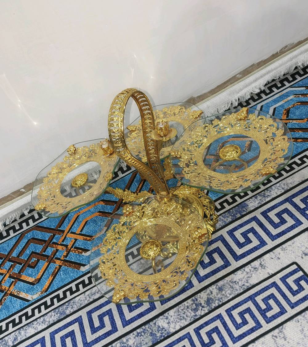 مقدمة حلويات العيد رباعية لون ذهبي 
للبيع قطعة ديكور وتقديم استثنائية تجمع بين الفخامة الكلاسيكية واللمسات العصرية. تتميز بتصميم أنتيك مذهب وتفاصيل فنية دقيقة تجعلها قطعة مركزية (Centerpiece) رائعة لطاولة الضيافة أو غرف المعيشة.