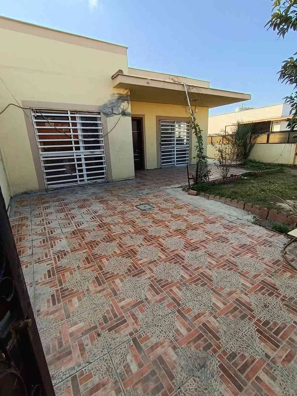 بيت للبيع في مجمع اوزال ستي Ozal City
المساحة :- 250م طابق واحد 
3 غرف نوم | استقبال | مطبخ | مجموعة صحية | حديقة و كراج )   
ملاحظة:
*يحقلك اعادة بناءها من جديد او اضافة طابق ثاني 
*****************************************
خانوو بۆ فرۆشتن لە ئۆزال ستی 
ڕووبەر :- 250م  یەک نهۆم 
٣ ژووری نوستن | دیوەخان | مەتبەخ | گەرماو | باخچە و گەراج ) 
للاستفسار
***********
***********
