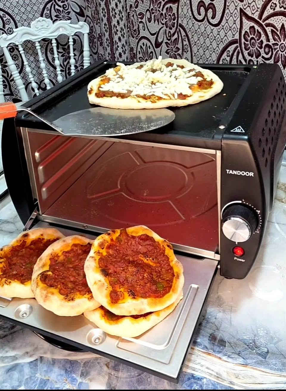 فرن تندوري كهربائي سلفر كرست
🚕 يتوفر توصيل لجميع المحافظات

استمتع بطعم الخبز الطازج والمخبوزات المنزلية بطريقة احترافية فرن تندوري عملي يمنحك حرارة قوية وتوزيع متوازن لنتائج مثالية.

⚡ قدرة كهربائية عالية 2100 واط
تسخين سريع وأداء قوي

🌡 تحكم بدرجة الحرارة حتى 400°C
مناسب لمختلف أنواع المخبوزات

🎛 3 مستويات حرارة
منخفض (L) – متوسط (M) – عالي (H)

🔥 6 هيترات علوية
لتوزيع حرارة قوي ومتوازن

✦ تصميم فرن تندور
يساعد على خبز متساوٍ ونكهة أقرب للأفران التقليدية

✦ باب زجاجي مقاوم للحرارة
مع مقبض آمن لسهولة الاستخدام

✦ هيكل معدني متين
مع فتحات تهوية جانبية لتحسين الأداء

💡 مؤشر تشغيل ضوئي
لمعرفة حالة الجهاز أثناء التشغيل

💲بسعر 60 الف 
🚕 يتوفر توصيل لجميع المحافظات

#فرن_تندوري #فرن_سلفر_كرست #تندوري


**إذا كنت صاحب هذا الإعلان وتريد حذفه لأي سبب، رجاءا أرسل رسالة إلى الدعم الفني**