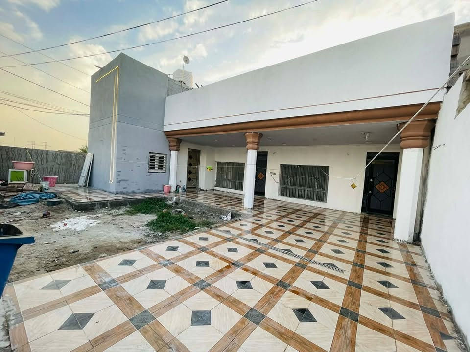 📍 الموقع: الوردية – خارج شارع المشجر قرب ملعب بغداد
🔹 ركن – يبعد 20 متر فقط عن التبليط
🔹 الدار باسمي شخصياً

📜 السند: طابو زراعي سند 25
📐 المساحة: 300م بالسند
📏 واقع حال: 350م
📏 الواجهة: 15م
📏 النزال: 20م

✨ بناء حديث جاهز على آخر حبة – بدون أي تعديلات

🔸 غرفتي نوم ماستر (سويتات داخل الغرف)
🔸 هول 4×8
🔸 غرفتين 4×5
🔸 استقبال 4×6
🔸 مطبخ حار 4×5 + مطبخ بارد 4×5 (مساحة كاملة ومريحة)
🔸 صحيات خارجية
🔸 بيتونة

💎 المواصفات:
✔️ جميع الأبواب قاصة درجة أولى (خارجي وداخلي) بتصميم مميز
✔️ تأسيس كهرباء حديث
✔️ تأسيس ماء ومجاري كبس حراري
✔️ غرفة نوم تركية
✔️ سبالت عدد 2
✔️ كيزر هيتكس أصلي + هيترين عدد 2
✔️ 3 تانكي سعة 2000 لتر

🏠 البيت شبه فارغ وجاهز للسكن فوراً

💰 السعر: 105 مليون وبيه مجال للشراي

📩 للاستفسار الاتصال أو خاص:

***********

♻️ #موقع_مميز_جدا
🏢 #عقار
#عقارات_العراق
#ترند #اكسبلور

⸻
