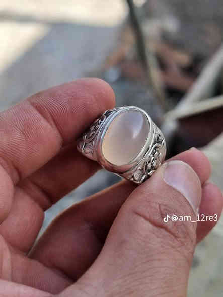 عقيق يماني ابيضّ قديم جراخه قديمه 

صياغه الأستاذ طالب ابو مشتاق مختوم ابو مشتاق

قياس الخاتم 24 

المكان / جميله خير الله قرب محكمة مضفر 

السعر 200$ قفل من الأخير بدون عمله

***********
