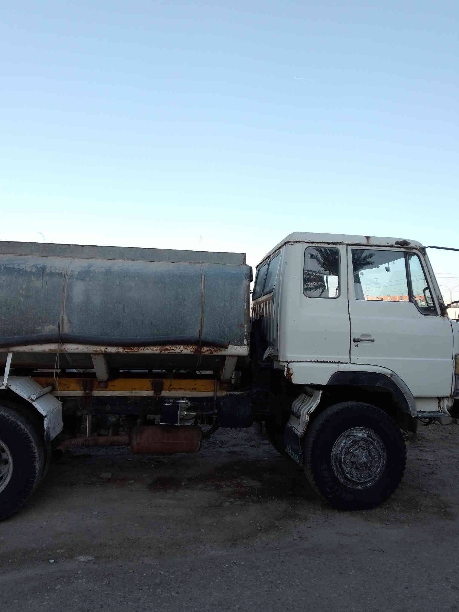 للبيع فقط سياره هينو جيش شعبي
موديل 1984 سنويه بدي عليه بطل 9000لتر وبديه البلادي هم موجود ويا رقم بغداد سنويه 26 سياره جاهزة كير محرك
 اكسل قمارة نضيفه سيارة جاهزة للعمل العنوان ديالى بعقوبه السعر60 ورقه ***********
