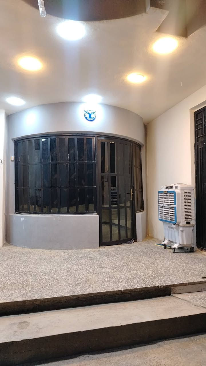 سلام عليكم نصف دونم  مع دار بناء مساحه 300 اللبيع  زراعي سند 25 في منطقه السلاميات قبل معمل ال سفنج قرب منتجع المشاهير منتجع الفنان حيدر عبد ثامر بناء حديث 2026
تفاصيل البيت :
يحتوي على صاله ضيوف كبيره 9*5
ومطبخ بارد + حار
 ويحتوي على 3 غرف نوم
حولي على كبر البيت مفتوح 
حمام ومع تصميم منزع ملابس 
وصحيات اضافيه خارج البيت كبيره 
والطابق الثاني يحتوي على غرفه نوم وداخله دريسنك روم ( غرفه ملابس)
ممشى من صفحتين داير مداير البيت  مع مساحه 5 أمتار خلف البيت 
المزرعة زنجيل تحتوي على باب أمامي وباب خلفي صايره على شارعين عرض الشارع 10
 البيت مثل مموضح بل صوره بناء حديث مع حديقه كبيره مزروعه  انواع الحمضيات والنخيل اعمارهن أشهر 
ملاحضة : جلسه عربية تراث مع تنور طين إضافي مع البيت 
الاستفسار عن طريق اتصل او مراسله الحساب 
رقم الهاتف ***********
