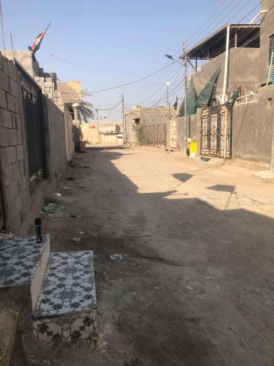 دار مساحته 200 م غرفتين  وديوانيه ومطبخ حار بارد وصحيات داخليه وخارجيه و كراج يبعد عن شارع الرئيسي الاربع سايدات 80 متر وعن شارع الكباسي الوسطى  40 متر  بسعر 150 مليون وبي مجال عنوان بدايه شارع الكباسي للاستفسار الاتصال على الرقم *********** او على واتساب
