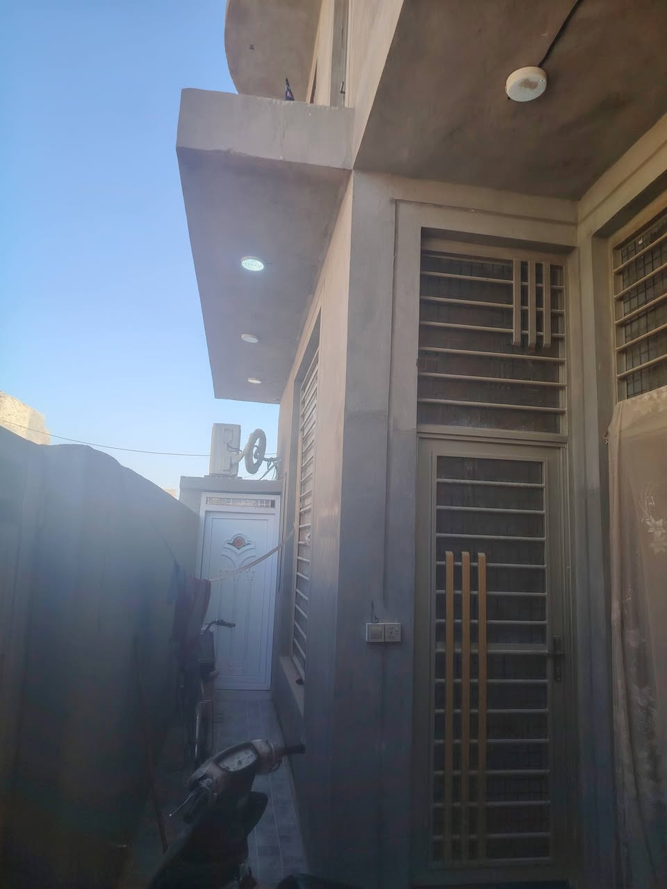 سلام عليكم
دار للبيع طابو زراعي سند 25 
100 متر مربع 10×10 طابقين بناء حديث سنة2023
تتوفر كافة الخدمات ماء كهرباء مجاري 
العنوان : شارع 80 جهة كربلاء خلف محطة اضواء بابل باب الخروج أول فرع على ايدك اليمنه 
فرع المحولة 
للاستفسار : ***********
السعر 127
