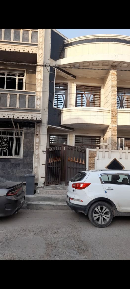 دار للايجار طابقين في حي الجامعه المرسلات ٣ نوم وحمامان وصاله ومطبخ  ***********
