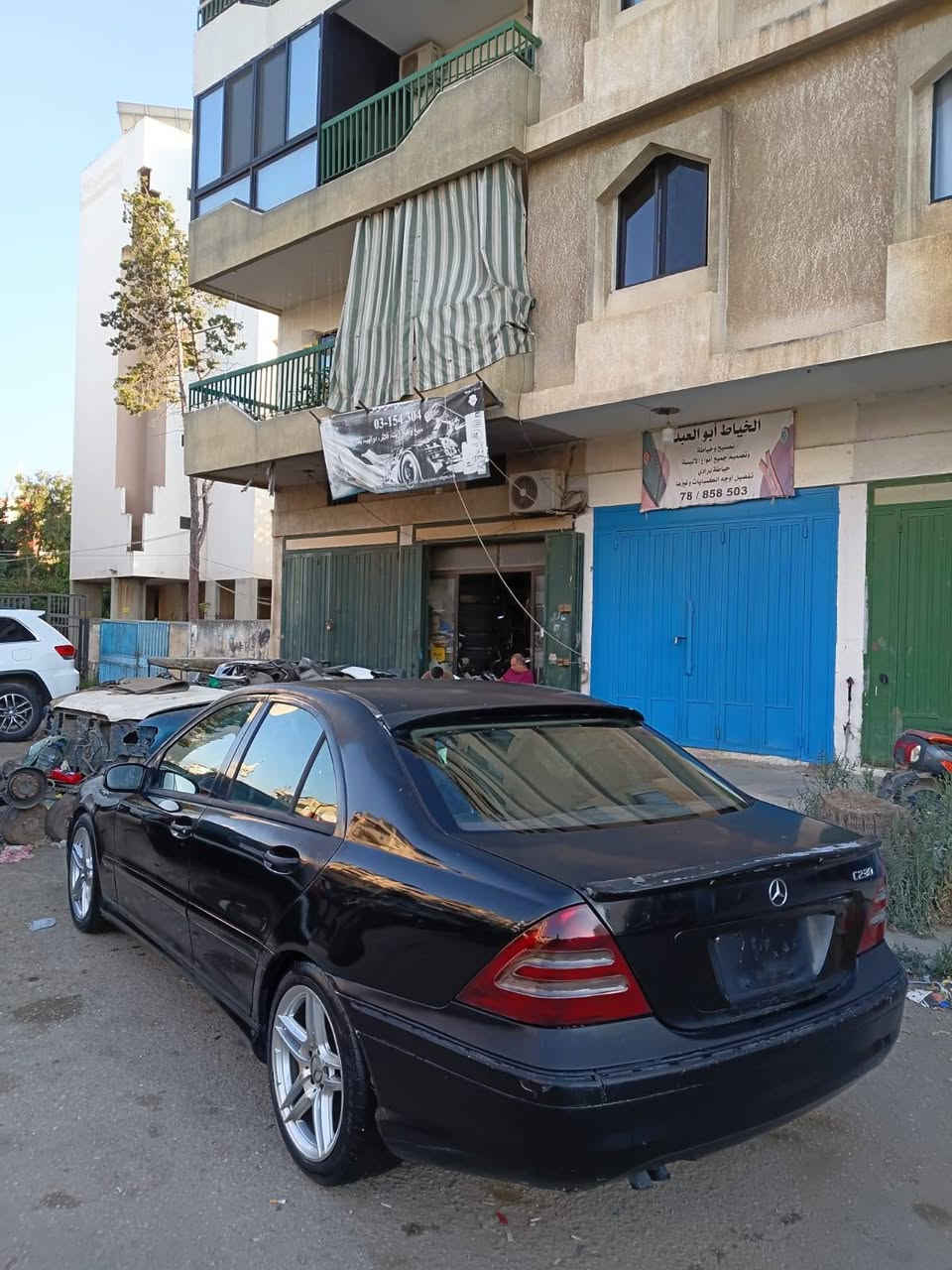 #Mercedes C 230 Kompressor 2004
Moter vites mikanik cherkee 
Aswad Alb Aswad / كيان حلو 
بدا وج بويا 
موجوده بي طرابلس أبو سمراء 
تليفون 03145936
سعره 3850 دولار 
انقاذ بعمل صك بيع بإسم لشاري طرابلس, لبنان


**إذا كنت صاحب هذا الإعلان وتريد حذفه لأي سبب، رجاءا أرسل رسالة إلى الدعم الفني**