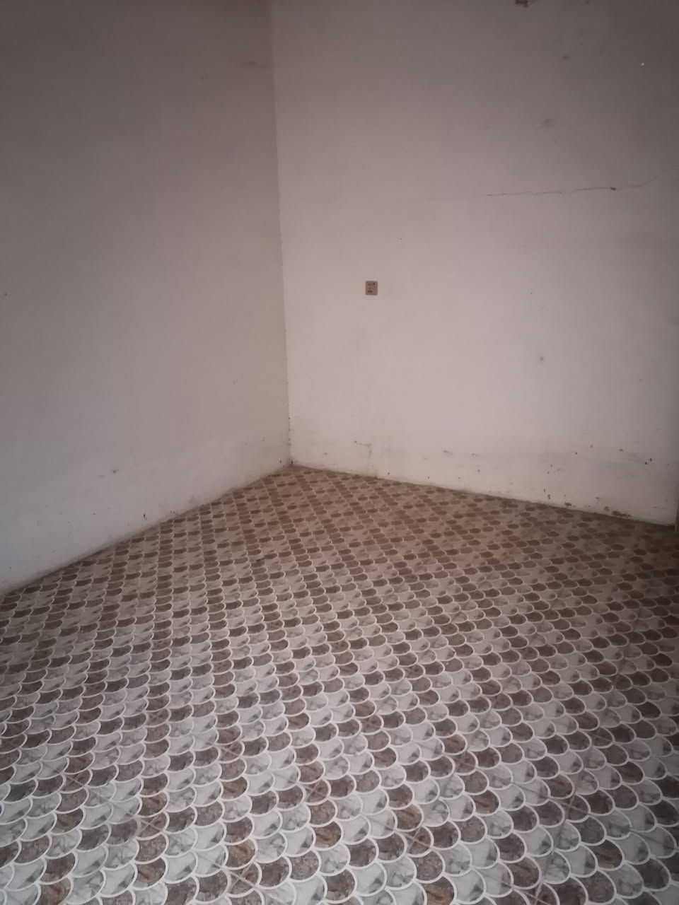 بيت للبيع ١٣٢ متر طابو صرف حر قرب جامع ام البنين غرفتين ومطبخ وصاله وبراني وساحه ***********
