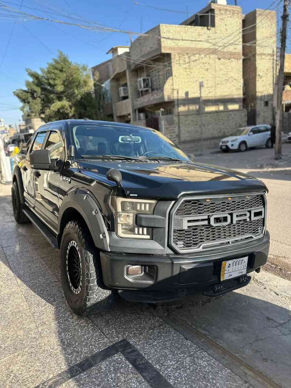 فورد f-150محدث رابتور موديل 2016 تاير وويل جدد سيارة موصفاتها موضحة بالصور شاشة طويلة نقصها نفخات جاملغات جمالية لا اكثر ، ويرادلها سمكرة بسيطة ،مكاني بغداد البياع ***********
