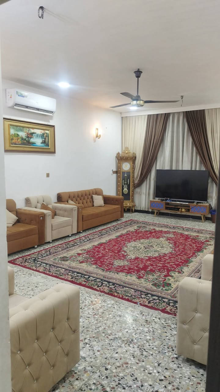 بيت للبيع المساحة 200 متر  الواجهة 10 والنزال 20 الموقع مميز في سبع البور  الضباط الجديدة  رقم العقار 16،920
نافذ على شارع 60 وعلى شارع 40 في سنتر سبع البور ضهر البيت مستشفى الجوادين والقطاع الصحي بالقرب من مطبعة الرواد
البيت بناء حديث سنة 2023 البيت كامل من كل شيء
تأسيس كاميرات دفن
مدخل البيت ابواب قاصة
تاسيس سبالت دفن
تاسيس ستلايت دفن
ابواب الغرف خشب تركي درجة اولى
شتايكر كامل كل اسطح البيت
الارضية كاشي عراقي
تاسيس غسالة اوتوماتيك 
جميع النقاط الكهربائية درجة اولى 
مطبخ حار  مع مطبخ بارد
الطابق الارضي سيراميك من الارضية الى السقف
يحتوي الدار على 3 حمامات مساحة كل حمام 4×2.5 ويحتوي على كراج سيارة
واربع غرف نوم ومطبخ كبير واستقبال كبير  وهول للضيوف
نقص البيت فقط واجهة مابي
السطح والمناور  وخارج البيتونة ملبوخ كامل
البيت متعوب عليه سند بأسمي اجازة بناء طابو صرف على طاپو الكاضمية

السعر ع الخاص او الاتصال على الرقم ***********
اسف لعدم ذكر السعر بسبب اصحاب التعليقات السلبية
   رقم العقار 16،920
