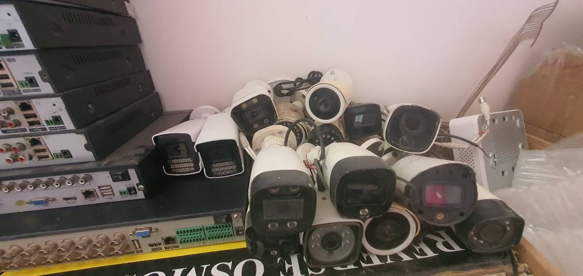 ابيع شلع بس 
اجهزه ديفي ار وكامرات مستخدمات 
ديفي ار ١٣ قطعه 
كامرات ٣٥ قطعه 
# الديفي ار بيهن
١٦ جنل قطعتين 
٨ جنل قطعتين 
٤ جنل ٩ قطع 
شغالات مابيهن شي بس اكو بيهن قافل بي رمز واكو مابي

#الكامرات 
الكامرات بيهن نقص فيش واكو واكفات ميشتغلن 
الكامرات ابيع فحم ٣٥ قطعه سعر القطعه عله الف دينار بس 

# السعر الكلي ١٠٠ الف شلع كلهن 
راسلني واتساب 
***********
