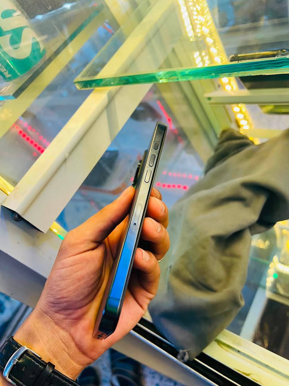 ايفون 15برو ماكس. 📲
ذاكرة256.

بطارية85 🔋 

تك سيمAA/A

مبدل شاشة فقط 

نضافة99‎%‎

كامرة دمعه تخبل💧

سعر670بي مجال 

***********
