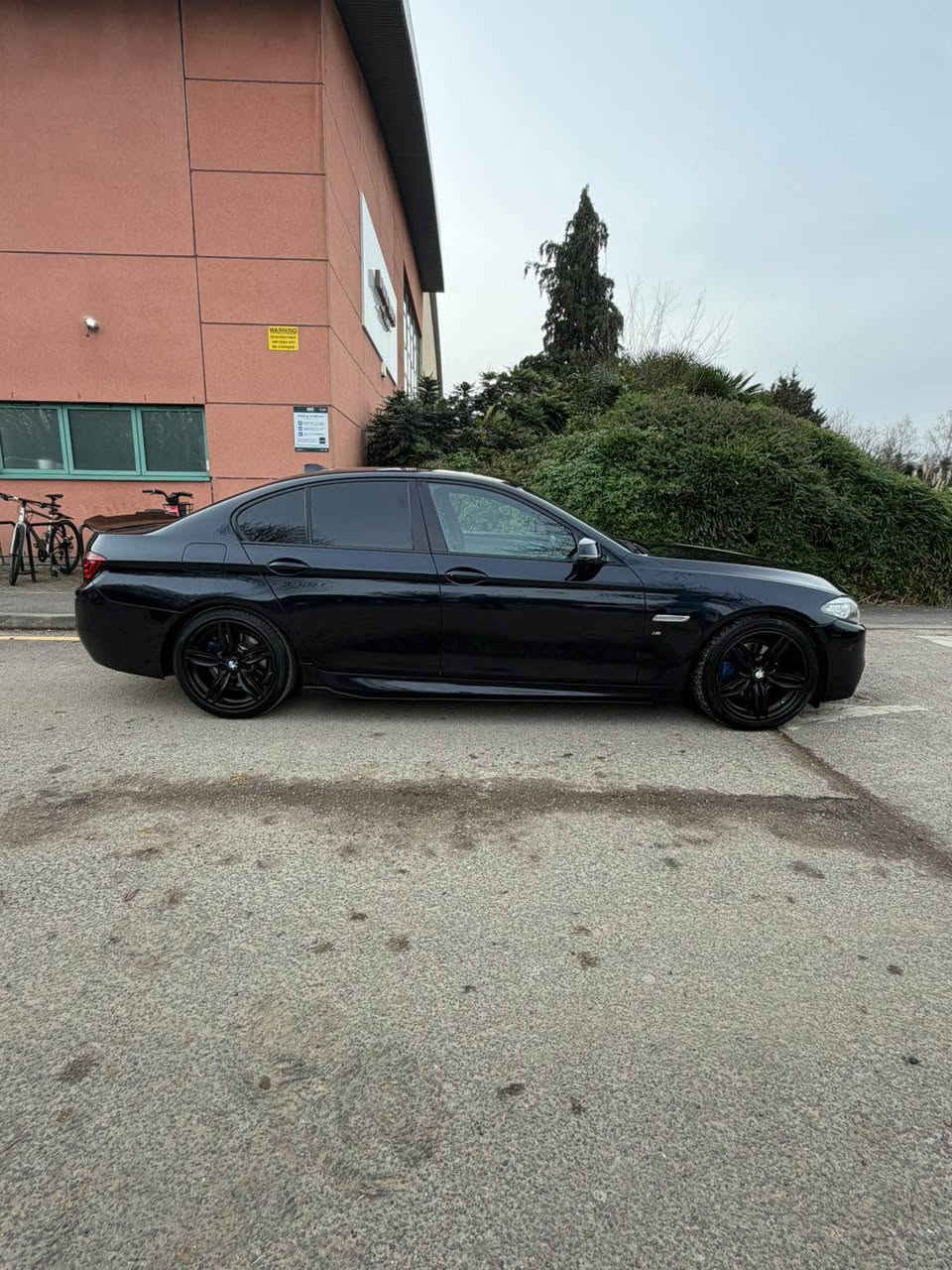 Hi 
Selling my  bmw 520d m sport 2015
2L diesel 
Ules free 
Ready to drive any where 
No any issue 
The body condition has some scratches 
But it does not matter that much  
No time wasters pls London, United Kingdom


**إذا كنت صاحب هذا الإعلان وتريد حذفه لأي سبب، رجاءا أرسل رسالة إلى الدعم الفني**