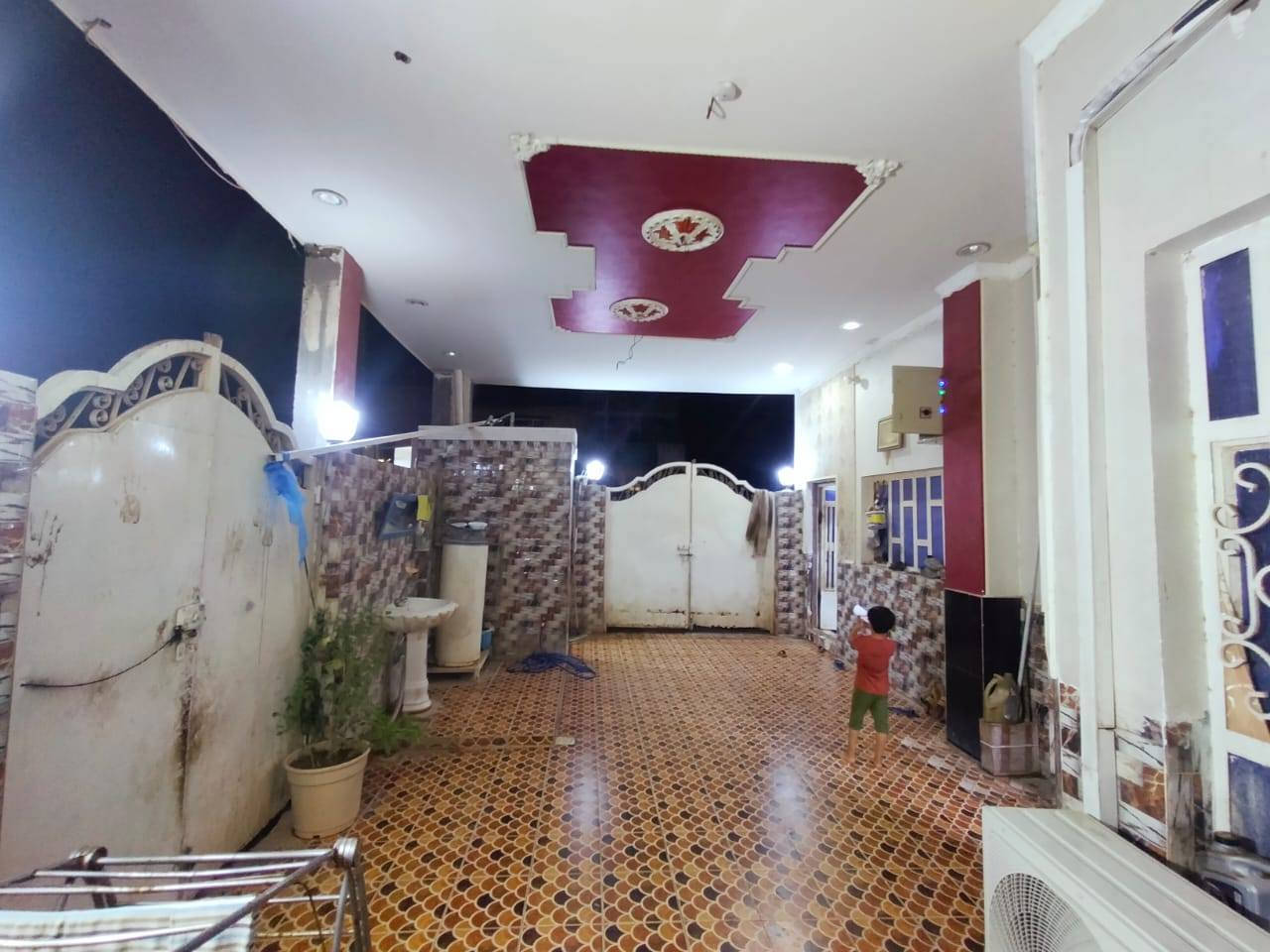 دار البيع  بحي الصادق ركن طابقين
مساحه البيت 175
الطابق الأول غرفتين وصاله واستقبال   ومطبخ حار وبارد وصحيات وكراج سياره 
الطابق ثاني 
اربع غرف وصاله مطبخ حار وبارد وصحيات 
الفوك مشتمل ودرج دخلي وخارجي ستفسار السعر بل رقم ***********
