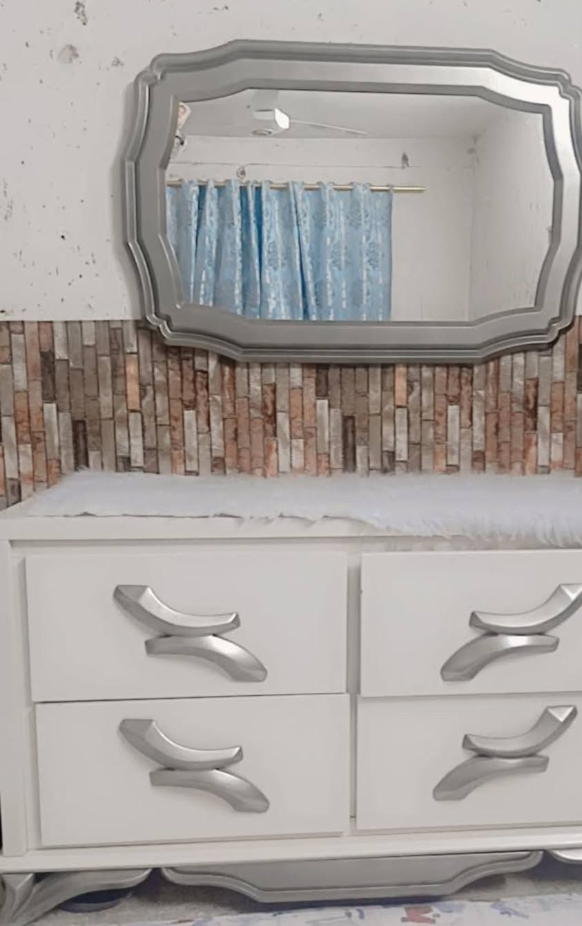 السلام عليكم 
غرفة نوم ابيض درجة اولى  استعمال قليل
سرير صوميا خزن حديد مجرات كبيرة وكنتور سلايت 
وشازلونة 7 قطع 
السعر  450
***********
