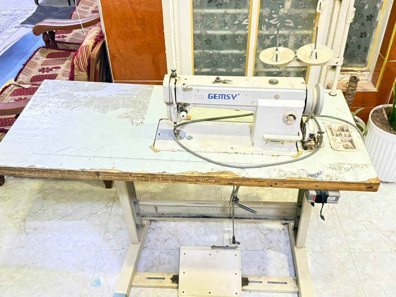 السلام عليكم تخم استعمال قليل ب 550 وبي مجال قليل ومكينه خياطه نقصها بس ابره والبرغي مال الابره ب 150 وبيها مجال‏‪0771 517 9226‬‏ مكاني الفلاحيه
