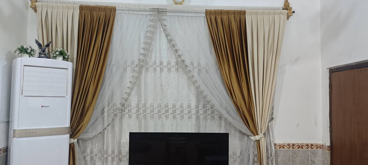 للبيع بردة صالة او استقبال كاملة وبحالة ممتازة جداً ونظيفة.
القياس: العرض 3 ونص متر والارتفاع 3 متر (ترهم للشبابيك الكبيرة).
الألوان: بيج وذهبي (خردلي) وياها التور المطرز والأحزمة مالتها. البردة قماشها ثقيل ومرتبة كعدة وحدة مثل الصورة.
السعر: [225] وبيه مجال للشراي الصدگ. عمارة, ميسان


**إذا كنت صاحب هذا الإعلان وتريد حذفه لأي سبب، رجاءا أرسل رسالة إلى الدعم الفني**