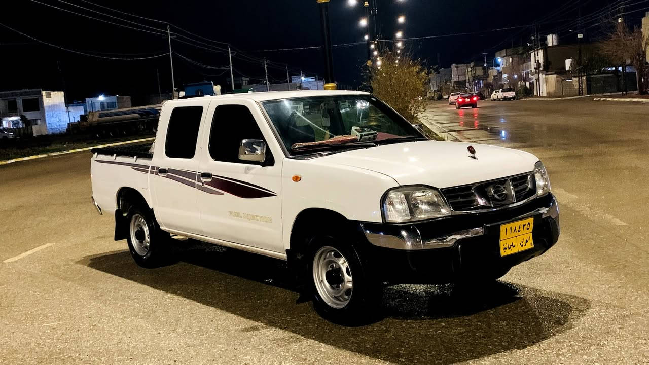 نیسان 2009
یابانی
ناوسور چوار جام کارەبای دەبڵ گێج 
بێ بۆیاخ تەنها چوار جێی بچوک ساردی هەیە
وێنەکانی ئاخر شوێن ساردەکانی دیاری کراوە
بێ تەقەو ڕەقە 
تازە کلاجی بۆ گۆڕاوە 
ڕۆنی تازەیە
مەکینەی نەکراوەتەوە
 گێرو مەکینەو ئەکسلی بەشەرت
سەنەوی دووساڵە بەسەر چووە
سەیارەکە بەناوی خۆمە 
شوێن زەڕایەن 
*********** ژ.م 
*********** ژ.م@
