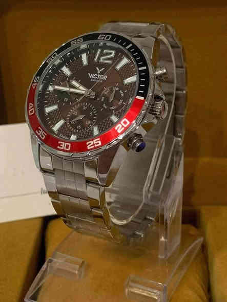 السلام عليكم........
ساعة VICTOR ياباني اصلي بطارية 
مكينة ياباني مايوتا 
نافذة للعرض التاريخ واليوم من خلال السناتر 
سناتر شغالة 
أميال وأرقام فسفوري 
القطر ٤٥
مقاوم للماء ٣٠م 
القطر ٤٥
نظام ٢٤ساعة 
سير حديد ستانلس ستيل معلم 
جديد غير مستعمل مع العلبة الاصلية وبطاقة الضمان 
السعر ٧٥ الف 
يوجد توصيل ***********
