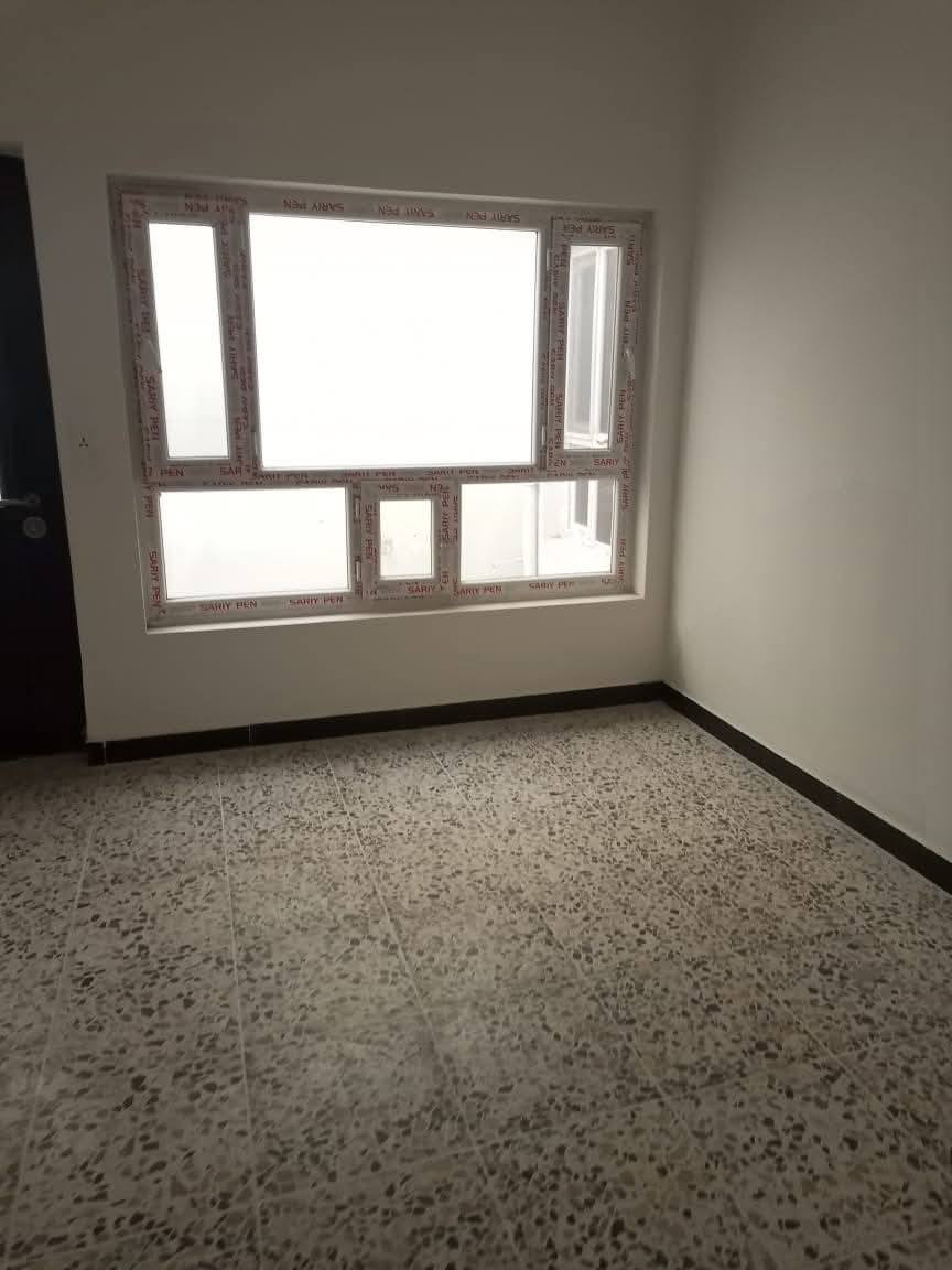 🔸بسم الله الرحمن الرحيم
🔸دار سكن للبيع السريع في مجمع الجنائن الفلوجة 

🔸 شارع 15 ثاني بيت عن شارع 40 البرديني وقريب على شارع 40 البعيفان

🔸مساحه 200 متر طابق واحد كامل فول  غرف عدد 2  استقبال مطبخ صحيات عدد 2،  مناور  ارضية كاشي  جدارن سيراميك اسباني ابواب تركية

🔸السعر الكلي 165 مليون ..
متبقي 10 ملايين يدفع اقساط للشركة
يعني البيع 155 مليون

للاستفسار .. فقط واتساب
***********
