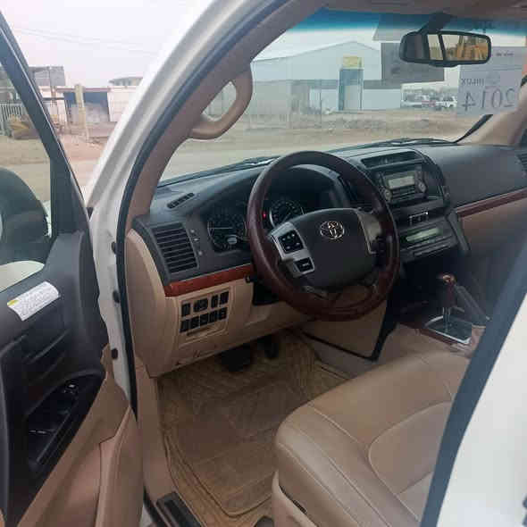 السلام عليكم لاندكروز 2014 مكفوله كفاله عامه رقم اربيل  دولي وكاله تحويل اني حاضر سياره فول مواصفات بريميه كشنات جلد فتحه ما ماشيه 130 السعر 435 وبيها مجال مكان السياره واسطه الزبيديه والاستفسار على هذا الرقم ***********
