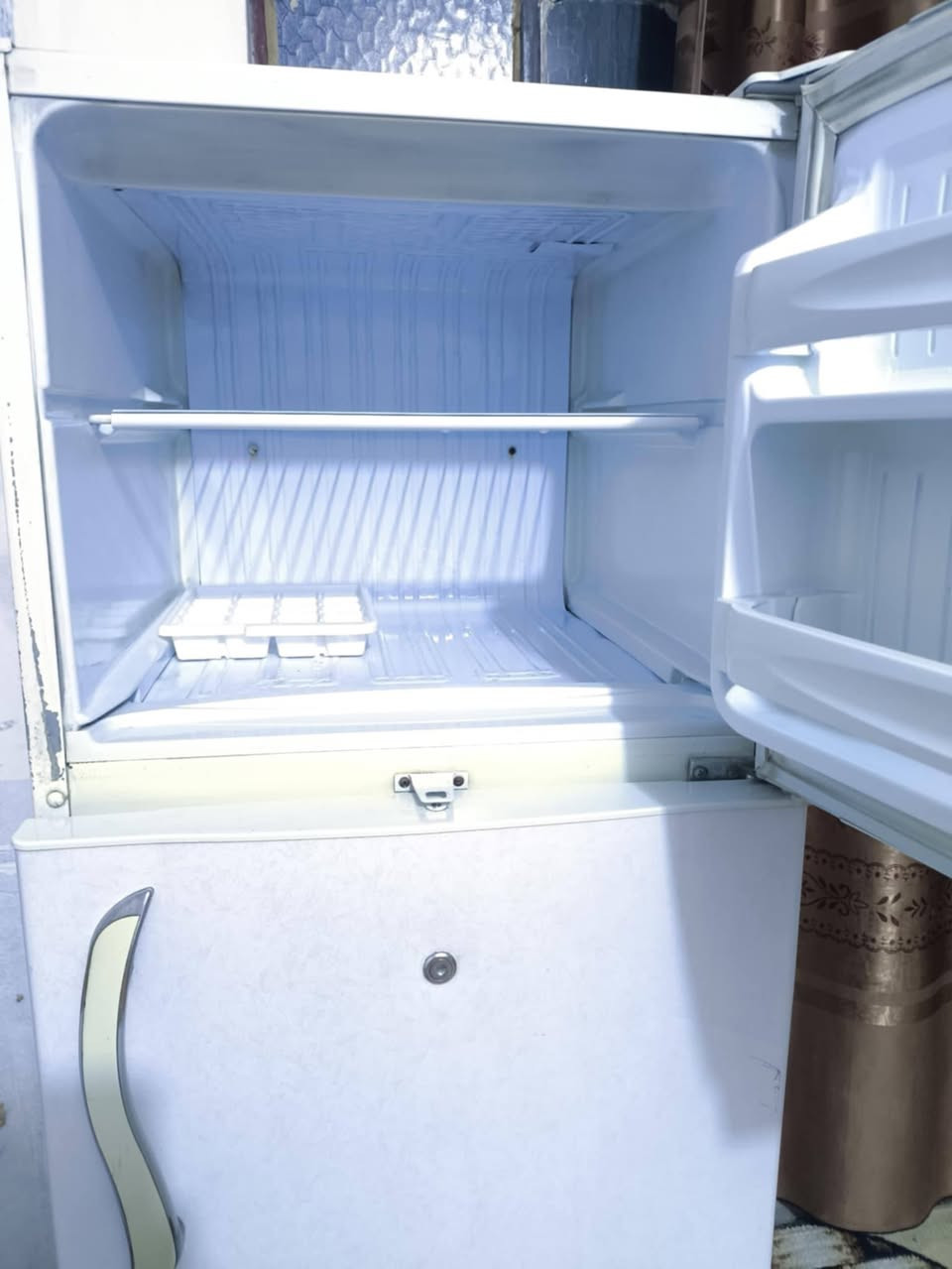 السلام عليكم ثلاجه كونكورد الاصلي فوك تجميد فوك وجوه مداخله تصليح ونضيفه كلش للبيع تواصل واتساب فقط ***********
