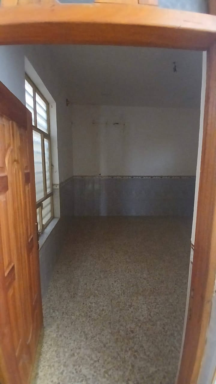 اسلام عليكم بيت للبيع
مساحه 200متر 
العنوان الحميديه القريه يم بيت جاسم زامل الاتصال ***********
