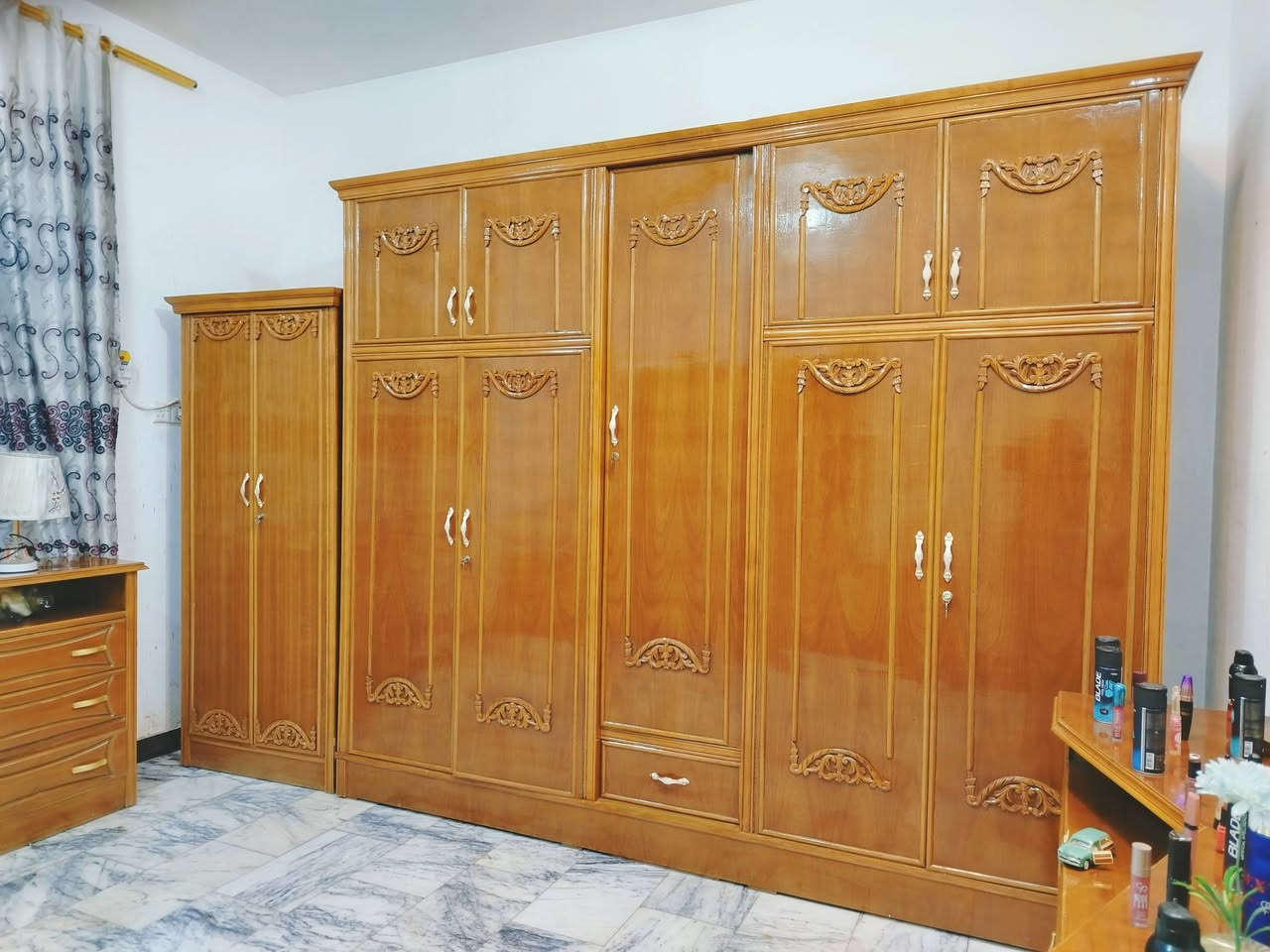 غرفة نوم تسكام صاج داخل وخارج شغل ثقيل ضهر جرجوبه خمسه ملم استعمال قليل مابيها اي ضرر. اخت الجديد مكفوله من الشخط تكمه الواقع احله من الصور العنوان حلة حي الجزائر ***********.   ***********
