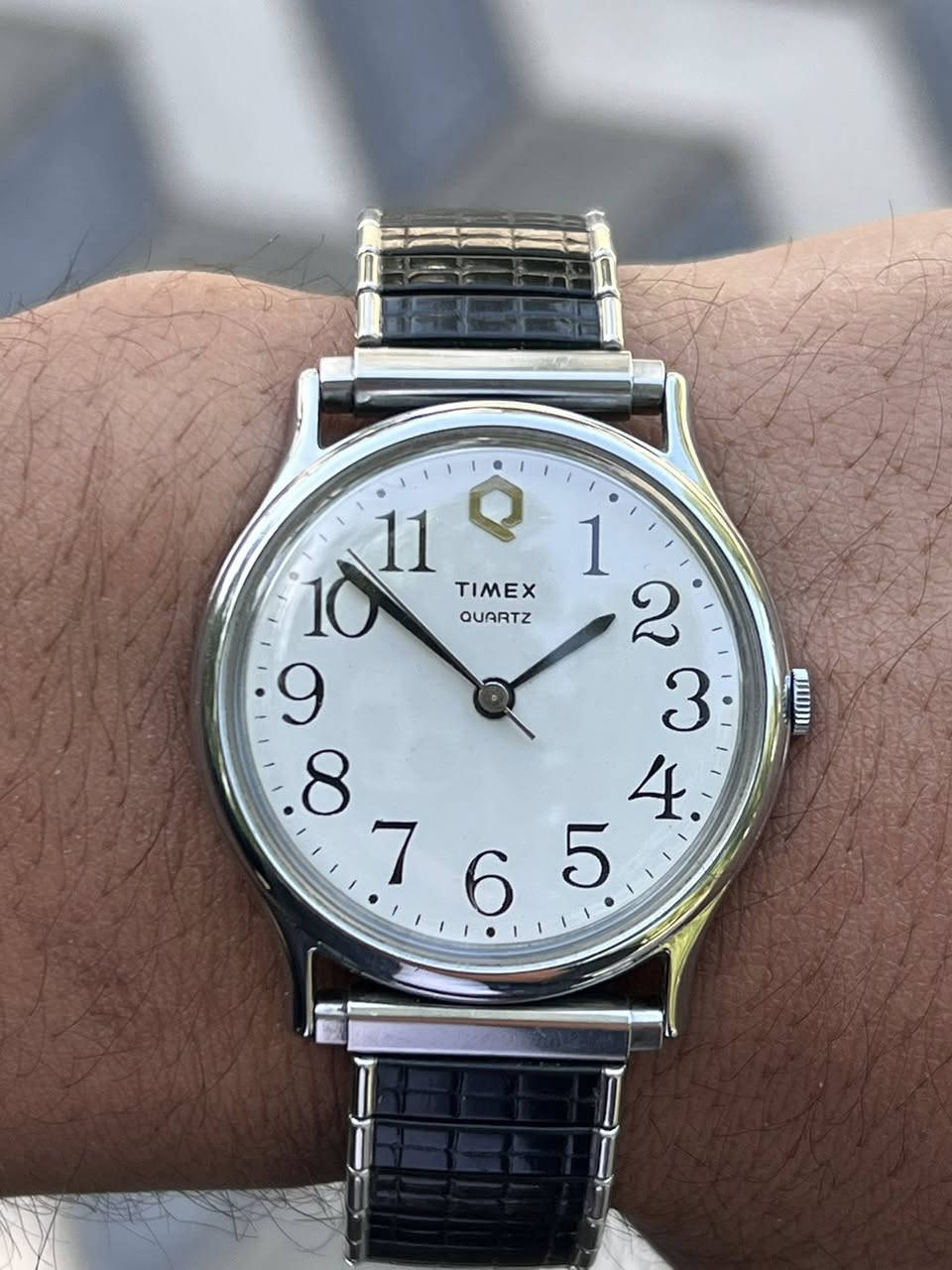 Timex (تايمكس)
•  القطر :40mm
• المحرك (Movement): Quartz (كوارتز)،وتتميز بدقة عالية في ضبط الوقت.
المينا (Dial): لون أبيض لؤلؤي (Off-white) كلاسيكي، يتميز بأرقام عربية سوداء كبيرة وواضحة جداً، مما يسهل القراءة.
العقارب: عقارب سوداء رفيعة بتصميم "Breguet" (التي تنتهي بدائرة صغيرة)، مما يضفي لمسة فخامة "فينتج".
• الشعار: يظهر شعار حرف "Q" عند الساعة 12، وهو رمز تشتهر به إصدارات تايمكس التي تعتمد تقنية الكوارتز منذ السبعينيات والثمانينيات.
• المادة: قاعدة معدنية،مع غطاء خلفي من الفولاذ المقاوم للصدأ
السوار: سوار معدني مرنبنقشة تشبه جلد التمساح يناسب أي حجم معصم دون الحاجة لفك حلقات.
• مقاومة الماء: الساعة مصنفة كـ (Water Resistant)، وهي مقاومة للرذاذ وغسل اليدين
🔸السعر: 65 الف


**إذا كنت صاحب هذا الإعلان وتريد حذفه لأي سبب، رجاءا أرسل رسالة إلى الدعم الفني**