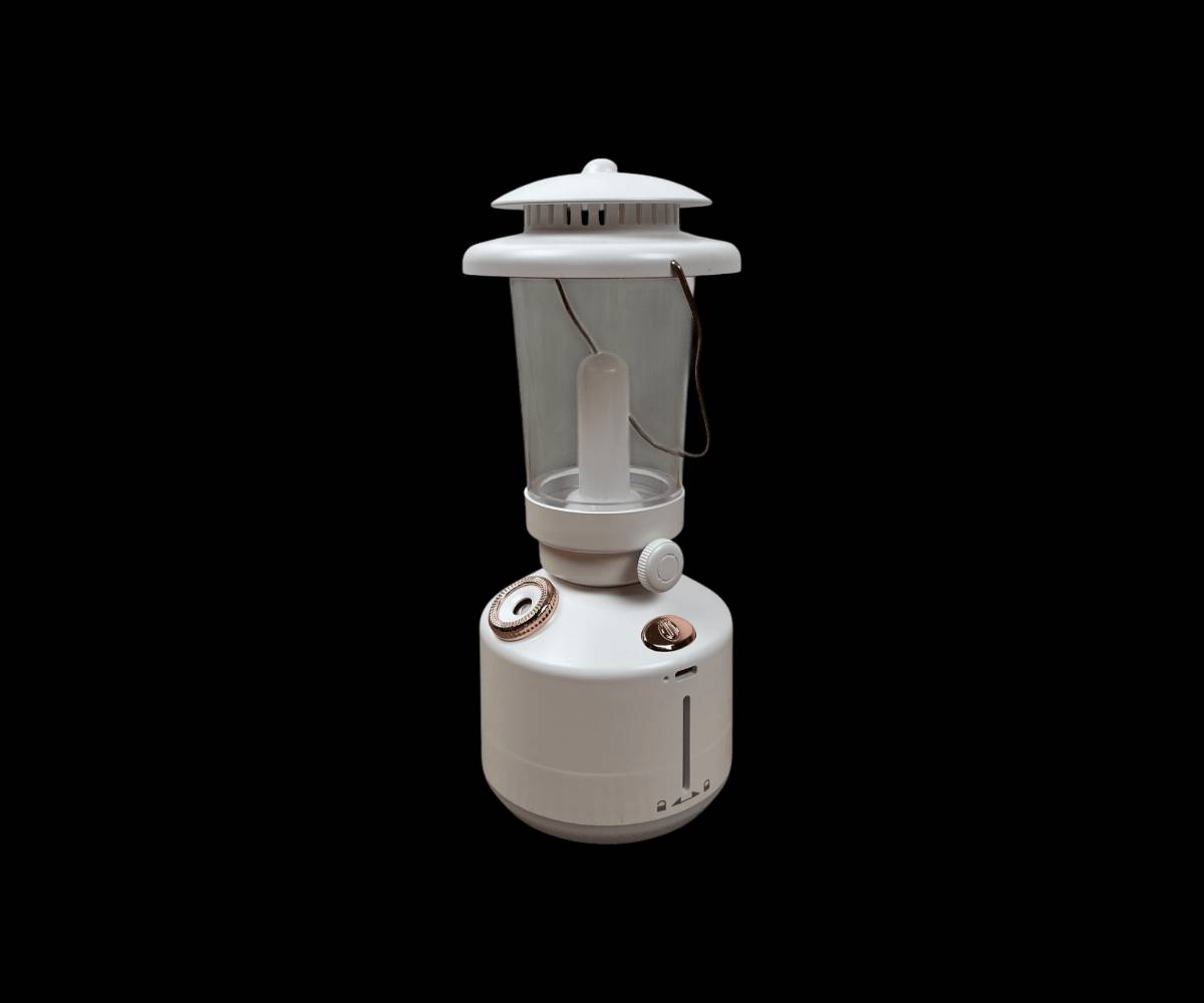 مبخرة فانوس مع مرطب هواء وإضاءة ليد (Lighthouse Camping Lamp Humidifier)

الاستخدامات

تُستخدم كمبخرة عصرية لتعطير المكان برذاذ الماء أو العطور الخفيفة.

تعمل كمرطب هواء لتحسين جودة الهواء وتقليل الجفاف.

مناسبة للاستخدام في المنازل، غرف النوم، المكاتب، أو أثناء التخييم.

يمكن استخدامها كفانوس إضاءة ديكوري بإضاءة دافئة مريحة.

مثالية للاسترخاء، النوم، أو الأجواء الهادئة.

المميزات

تصميم فانوس أنيق مستوحى من مصابيح التخييم الكلاسيكية.

وظيفة مزدوجة: مرطب هواء + إضاءة LED.

سعة خزان الماء: 260 مل.

معدل الرذاذ: 30–50 ملساعة.

بطارية مدمجة بسعة 1200mAh قابلة لإعادة الشحن.

قدرة التشغيل: 1.5 واط موفرة للطاقة.

مستوى الإضاءة قابل للتعديل من 1% إلى 100%.

لون الإضاءة دافئ (تقريبًا 2800K).

إمكانية الرش المستمر أو المتقطع مع مؤقت إيقاف تلقائي.

خامات تصنيع متينة: ABS + PET مع مكونات إلكترونية عالية الجودة.

يعمل بتيار تشغيل 450mA.

منفذ شحن USB Type-C.

مؤشر ضوئي لحالة الشحن.

وزن خفيف نسبيًا: حوالي 272 غرام.

يتوفر بعدة ألوان (أبيض – أخضر – أسود).

محتويات الصندوق

مبخرة فانوس مع مرطب هواء.

كابل شحن USB.

عود قطن داخلي (مع عود إضافي احتياطي).

كتيب تعليمات.

خزان ماء قابل للفك.

الملاحظات

يُنصح باستخدام ماء الحنفية أو الماء المعدني، ولا يُنصح باستخدام الماء المقطر.

لا يُسمح باستخدام زيوت عطرية ثقيلة داخل الخزان.

يجب نقع عود القطن بالماء قبل أول استخدام.

لا يُغسل الجهاز مباشرة بالماء لتجنب تلف الدائرة الكهربائية.

غير مناسب للاستخدام من قبل الأطفال دون 14 سنة بدون إشراف.

بلد المنشأ: الصين.

قياس الكرتون: طول 10 × عرض 10 × ارتفاع 24 سم.