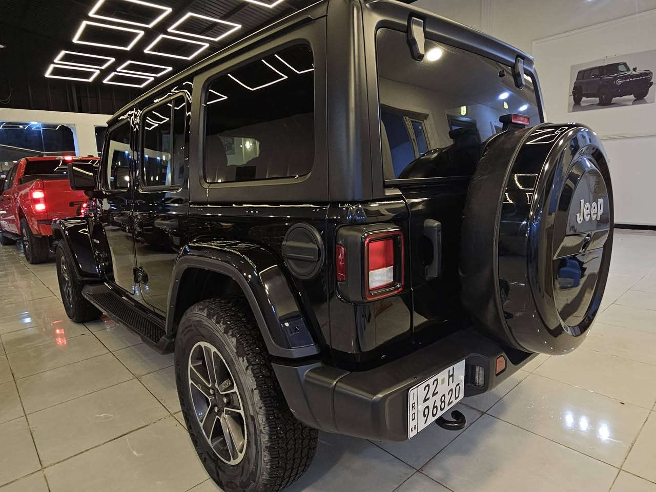 معرض PLATINUM لتجارة السيارات
سامراء شارع كراج بغداد قرب فلكة العلوة
***********
***********
💥 عرض اليوم

الشكل والتصميم (طابع السفاري)
تصميم صندوقي كلاسيكي مع سقف وأبواب قابلة للإزالة
إمكانية تركيب رف سقف + خزان ماء + معدات تخييم
ارتفاع كبير عن الأرض مناسب للرمال والصخور
إطارات All-Terrain أو Mud-Terrain للطرق الوعرة
⚙️ المحرك والأداء
محرك 3.6 لتر V6 بقوة حوالي 285 حصان �
Cars.com
أو محرك 2.0 لتر تيربو 4 سلندر
نظام دفع رباعي حقيقي (4×4)
علبة تحويل بسرعات (High / Low Range)
نسخ قوية مثل Rubicon أو 392 تصل حتى 470 حصان
👉 مناسب جداً للسفاري
عزم قوي
قدرة تسلق عالية
تحكم ممتاز في الرمال
🛞 نظام التعليق والطرق الوعرة
محاور صلبة أمامية وخلفية (Solid Axles)
تعليق Coil Springs مريح نسبياً �

قفل دفرنس (Differential Lock) في بعض الفئات
فصل مانع الانقلاب إلكترونياً (Rubicon)
ارتفاع أرضي ممتاز + زوايا اقتراب قوية
📐 الأبعاد والسعة
2 باب أو 4 أبواب (Unlimited)
5 ركاب
طول تقريبي: 4.2 – 4.8 متر
خزان وقود مناسب للرحلات الطويلة
🧰 تجهيزات السفاري (إضافات شائعة)
ونش (Winch) أمامي
صدامات حديد
كشافات إضافية
خيمة سقفية
كمبروسر هواء للإطارات
خزان وقود إضافي
⛽ الاستهلاك
حوالي 8–10 كم/لتر (حسب القيادة)
يزيد الاستهلاك في الرمال أو مع التعديلات
👍 المميزات
أفضل سيارات الطرق الوعرة في العالم
قابلية تعديل عالية جداً
مناسب للبر والرحلات الطويلة
💥 طلب السعر في التعليقات
