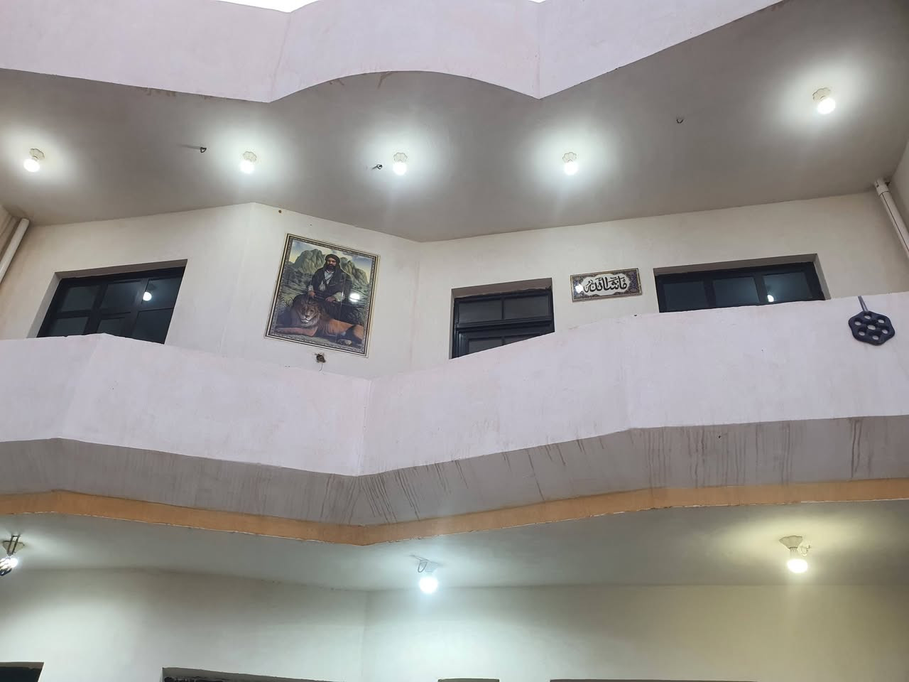 بيت للبيع طابو صرف شارع سيد جابر الواجهة ٨ متر ونص والنزال ٢٠متر تكون المساحة الكلية ١٧٠متر واقع حال والسند ١٥٠ متر يحتوي الطابق الأرضي غرفة مطبخ صالة استقبال صحيات وخارجية 
الطابق الثاني سويت غرفتين نوم وصالة وصحيات  بناء حديث مطلوب اسكان ٣٠ مليون باقي عليه 
السعر ١٦٠ مليون وبي مجال
للاستفسار
***********
***********
