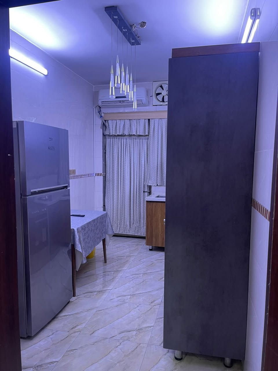 يالله 🌷. للبيع دار مساحة ١٢٥ م. بناء سنة ٢٠١٣ طابقين يحتوي على ٣ غرف نوم ومطبخ وصالة وحولي وخدمات وكراج كبير مع حديقة صغيرة موقع جدا جيد وخادئ جدا في بغداد بداية حي الشباب من جهة مجمع الرازي الطبي للاستفسار الاتصال على الارقام التالية.                                                ***********.    او.   ***********.                      مكتب.  ركن الحافظ للعقار  بغداد حي الشباب. شارع سوق اميمة التجاري بالقرب من حلويات المختار.
