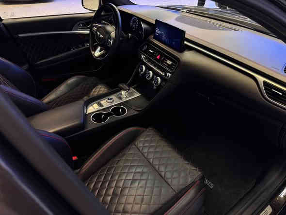 جننسس g70 2023( برستيج ملكي )

فول مواصفات محرك 6سلندر 3.3 تون توربو 
سيارة جديدة جدا رقم بغداد  

مابيها اي نقص كلش نظيفه و حلوه 
سته سلندر.  مكينه 3300 تون تيربو
  عليها حمايه نانو سيراميك  ضمان سنه 
قبل عشر ايام. مسويلها صيانه كامله كلفتني. 12. ورقه 
 
تبديل تخم تايرات     تو سايز نفس النقشه  جبته من دبي  و دهن و صيانه كامله من كلشي

علليها سويلر 
و لحيه من شنايز

لونها نفطي مو اسود 
ايرباكات سليمه لان حادثها و هي واكفه السياره

حادث السياره ربع بارد بالجاملغ و بنيد 
سونار موجود بالمنشور 

محرك 6سلندر 3.3 تون توربو 
كير zf8 نمر 
نبدي بالموصفات 
بصمه تشغيل عن بعد 
لايتات ليد خلفي لد 
اناره ترحيب بعلامة جنسس بالمري الحانبيه 
رادار امامي 
رادار خلفي 
رادار جانبي 
مراية جانبيه تعتيم وهيتر ونقطه عمياء مري شفط 
مري جانبيه قلاب على البك 
 كامرات 360 درجه 
سستم صوت لكسكون 12 سماعه 
عباره عن حفله داخل السياره 
كشنات جلد  بقلاوة وتطريز احمر واحزمه حمر تحكم بكشن المرافق من يم السايق وتدفئة وتبريد وكهرباء وحضن ومساج 
تبريد منفصل مناخين 
كير طياره كهرباء 
شفتات بالستيرن 
دشبول دجتل من تعلك اشاره يمنه اويسره تفتح كامره بالدشبول تبينه النقطه العمية 
قياده اليه بالكامل وتحديد مسار وداتشوا بالدشبول يعرض على الجامه الاماميه 
دفع خلفي اكسل وفجوج بريكات برمبو 
5 اوضاع قياده ايكو وكومفرت وسبورت و سبورت بلص يطفي مانع انزلاق ويحظن السايق ويشد الحزام على السايق 
ستيرن كهرباء وتدفئة ستيرن  ميموري خزن الكشن 
هندبريك بصمه اوتو هولد 
حساسات امامي خلفيه 360 درجه 

فتحتة سقف كنتاره 
شاحن تليفون واير ليس 
سياره كلش حلوة وجديده ماشيه 

28 الف كلم
مناقصه اي شي دهن وفلتر جديد 
سياره مكانه بغداد 

السعر  225 ورقه و بيها مجال بسيط كلش 
الرقم 
***********

***********
***********
