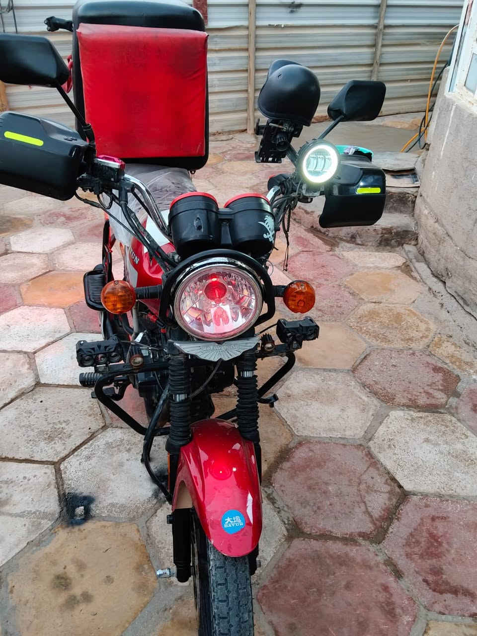 السلام عليكم دراجة دايون موديل 2022 مرقمة بأسمي دراجة نضيفه وحلوه وبيها منضومه زنون تسطر ابيعها على هل حطه بس الصندوك أخذه اريدها ب 1600قفل للتواصل واتساب او اتصال ‭ 0785 416 9755‬
