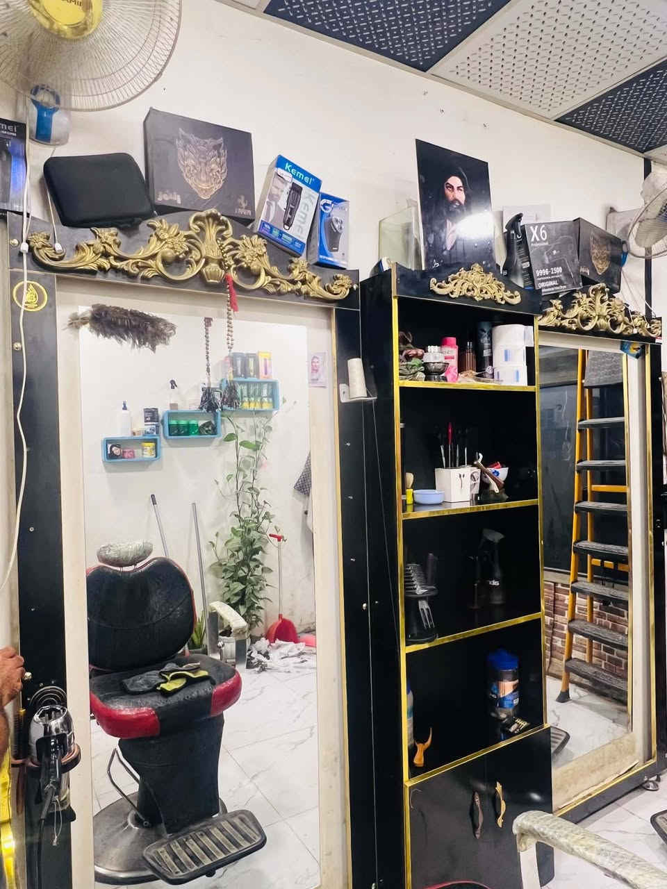 السلام عليكم شباب ديكور حلو ونضيف وستعماله شي قليل يحتوي على 3مرايات وفاترينه وحده والسعر 250وبيه مجال شي قليل تكدرون تراسلوني خاص او تتصلون على هذا الرقم ***********
