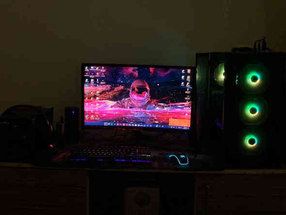 للبيع تجميعة كمبيوتر كاملة مع جميع الملحقات
(بدون ميز وبدون كرسي)

📍 المكان: السليمانية
📞 التواصل واتساب فقط: ***********
⚠️ ملاحظة: يُرجى التواصل عبر الواتساب فقط، الاتصالات لا يتم الرد عليها.

---

🔥 مواصفات الجهاز:

المعالج: AMD Ryzen 5 5500 — 3.60GHz

كرت الشاشة: NVIDIA GeForce RTX 3060 — 12GB

الرام: 16GB

التخزين:

SSD بسعة 1 تيرابايت

HDD بسعة 1 تيرابايت

النظام: Windows 11 Home

الكيس: إنارة RGB كاملة

---

🎮 الملحقات المشمولة:

دركسون كامل

كيبورد عدد 2:

واحد ميكانيكي RGB

واحد عادي

ماوس عدد 2:

واحد احترافي

واحد براند RGB

سماعات خارجية

سماعات داخلية (Headset)

UPS سعة 1500VA

شاشة مقوّسة 27 بوصة — 144Hz

---

💰 السعر: 1,250,000 مليون وربع

🔵 التجميعة نظيفة وشغّالة 100%، جاهزة للألعاب والعمل الثقيل.
