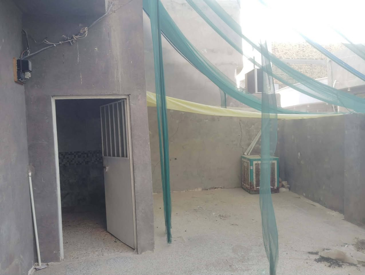 دار للايجار مساحه 150متر طابق واحد غرفه هول مطبخ مجمع صحيات داخليه وخارجيه لا توجد صاله المكان زوير الغربي قرب جسر بته وقريب جدا على شارع عام اجاره قفل 300الف مع دلاليه المكتب ***********
‏‪0785 586 9494‬‏
